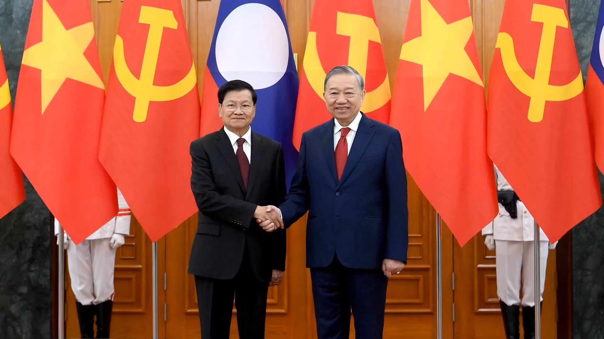 Le secrétaire général To Lam (à droite) et le secrétaire général et président du Laos, Thongloun Sisoulith, au siège du Comité central du PCV.
