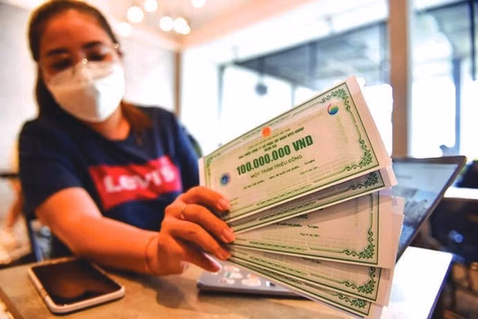 Les entreprises doivent présenter aux investisseurs leur plan d’émission, les risques juridiques, ainsi que les droits et obligations liés aux titres. Photo : VNA. 
