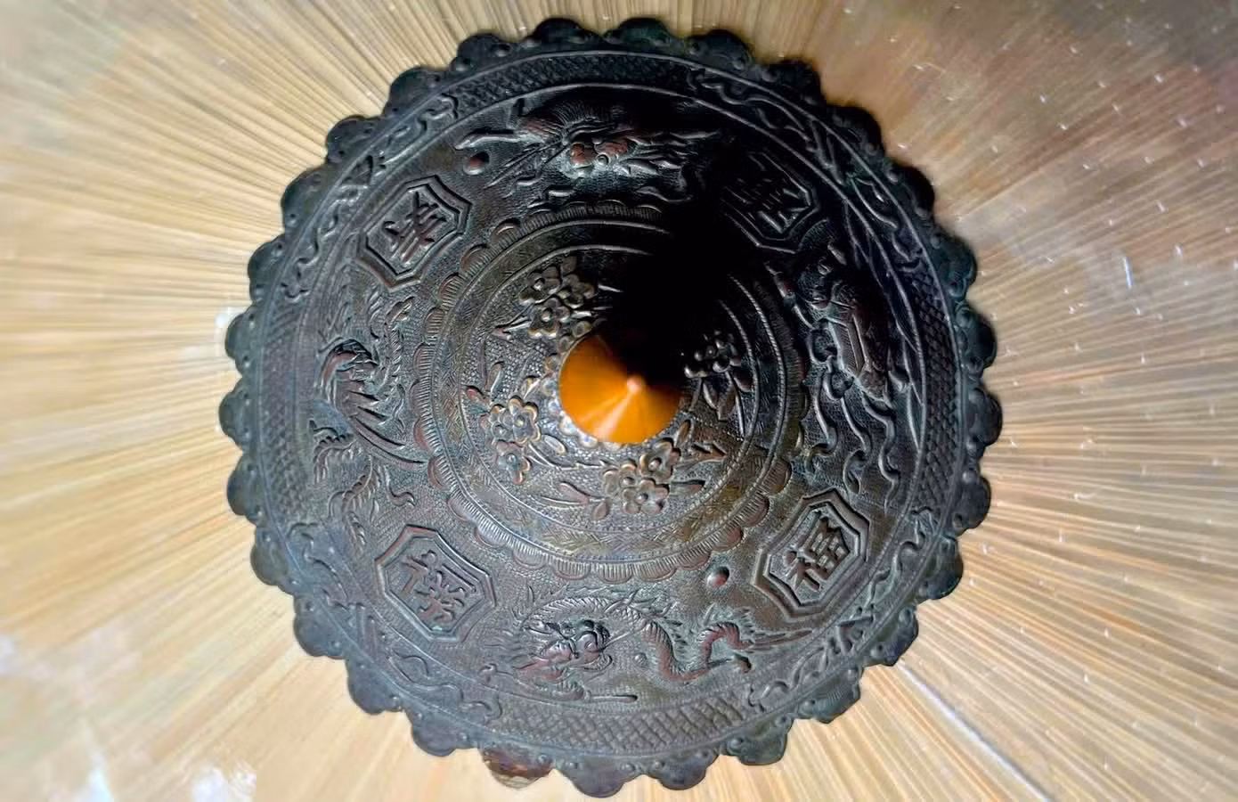 L'un des chapeaux conservés par Ba Lan présente au sommet une calotte métallique ornée des quatre créatures mythiques le Dragon, la Licorne (Lân), la Tortue et le Phénix. Photo : TPO.