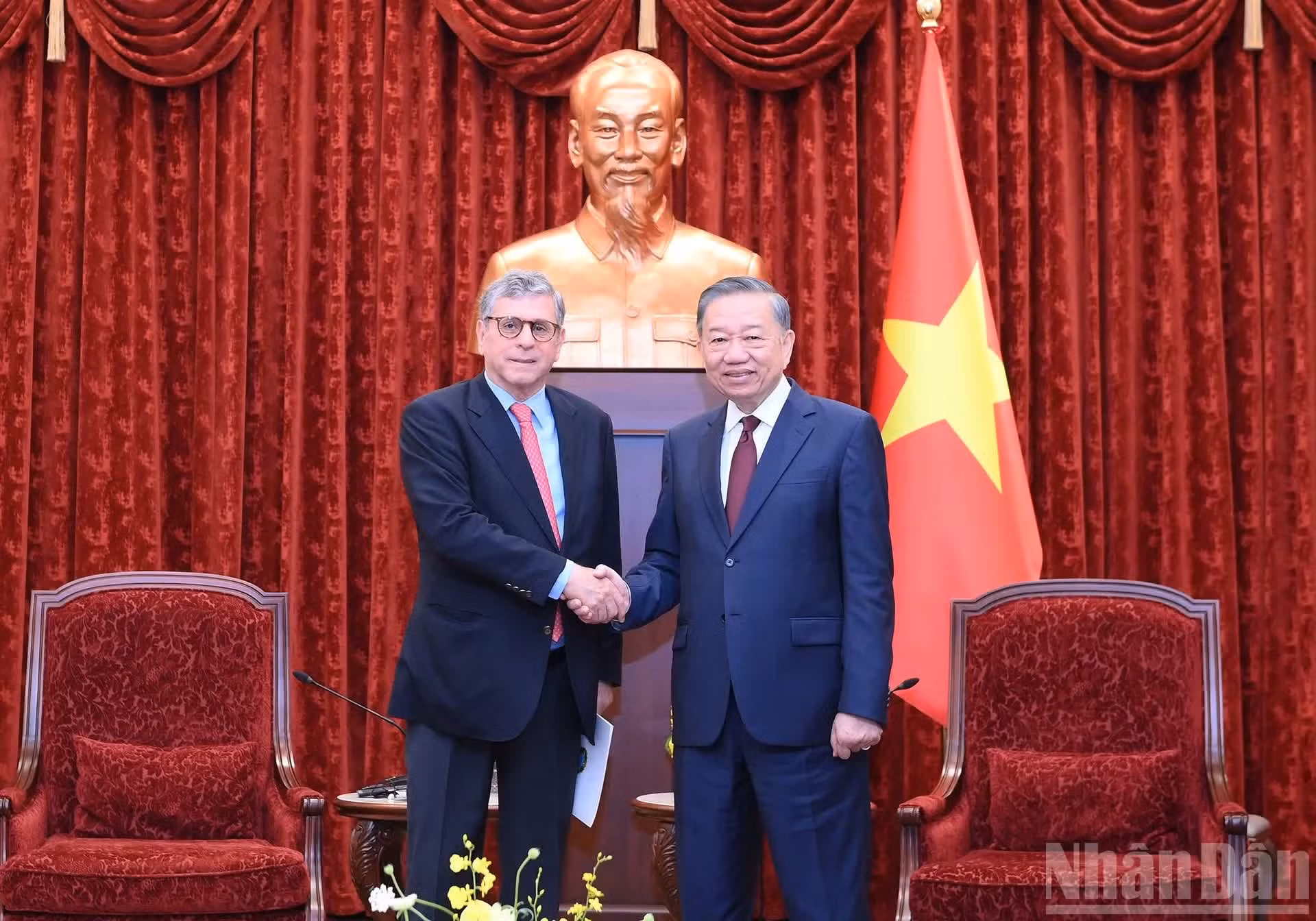 Le secrétaire général du PCV et président de la République, To Lam (à droite) et l'ambassadeur du Brésil, Marco Farani.
