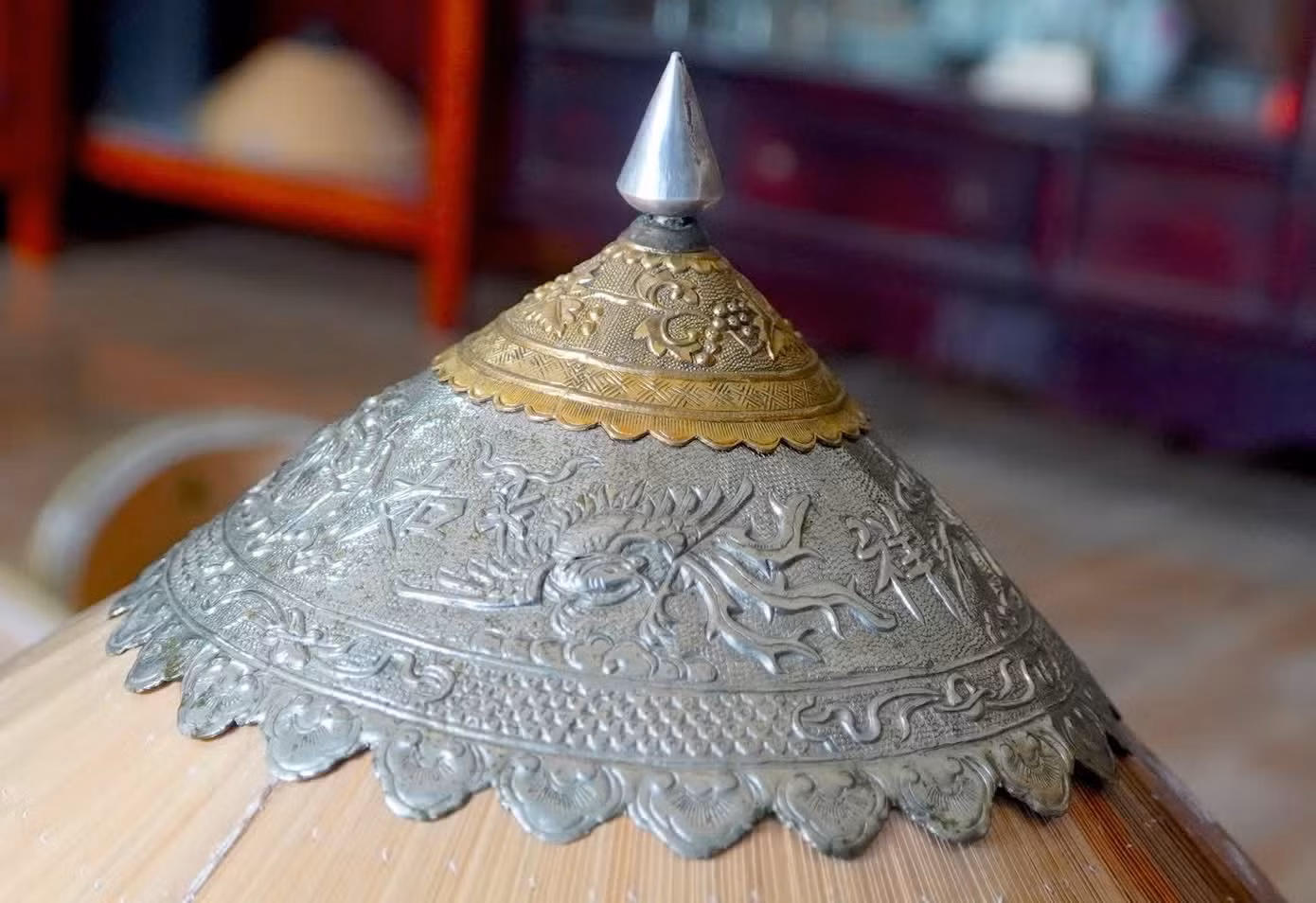Un chapeau vieux de plus de 300 ans, dont la calotte en argent et en or est finement gravée. Ba Lan estime sa valeur à environ 170 millions de dôngs. Photo : TPO.