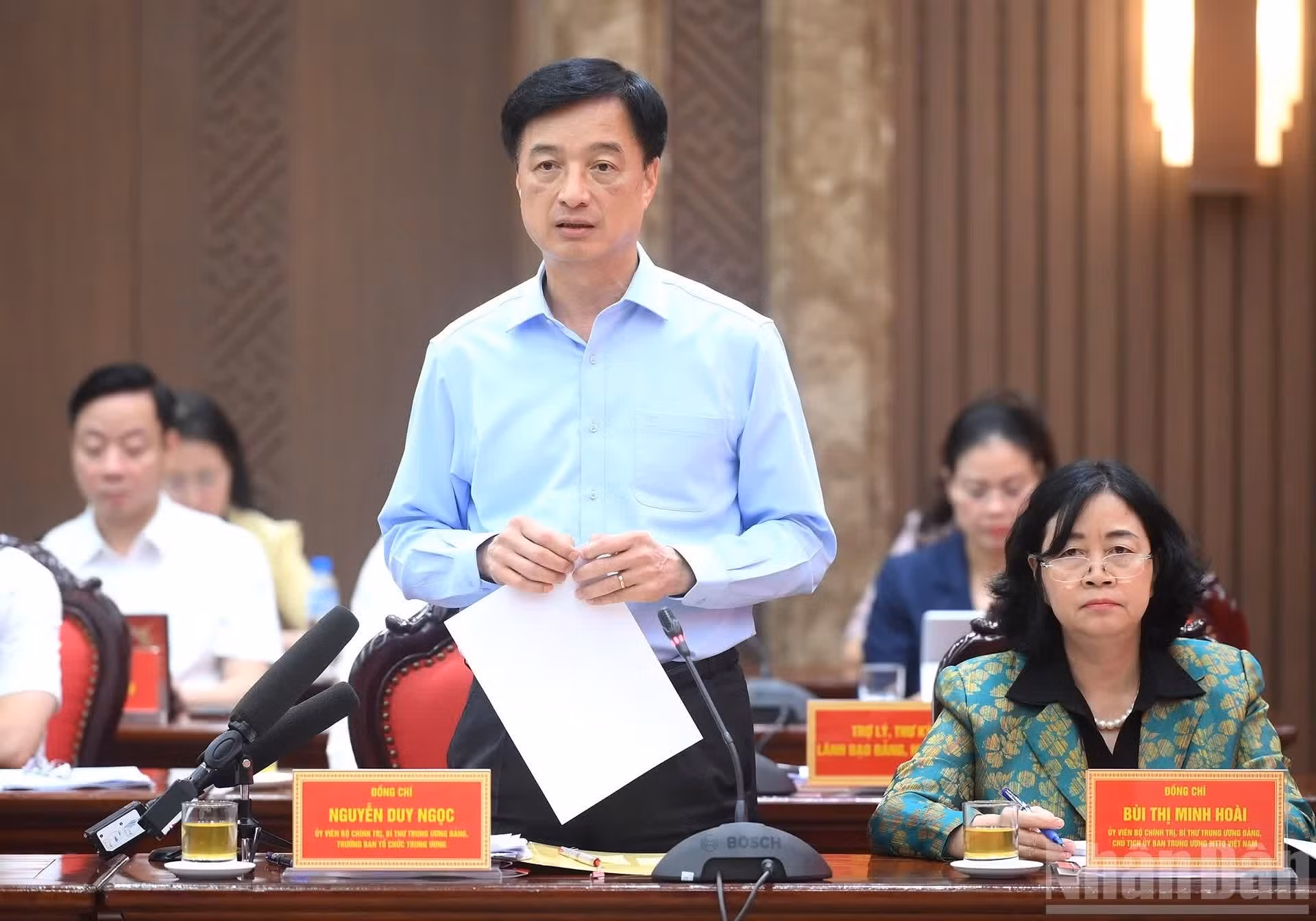 Nguyen Duy Ngoc, membre du Bureau politique, secrétaire du Comité central du Parti et chef de la Commission centrale de l'organisation, intervient à la réunion.