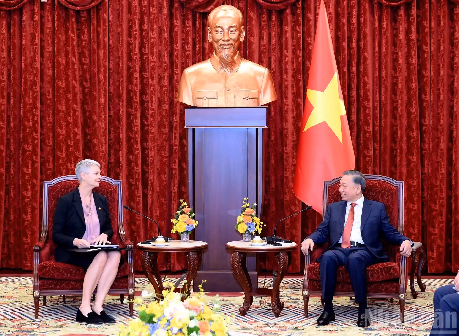 Le dirigeant To Lam reçoit l'ambassadrice de Norvège, Hilde Solbakken.