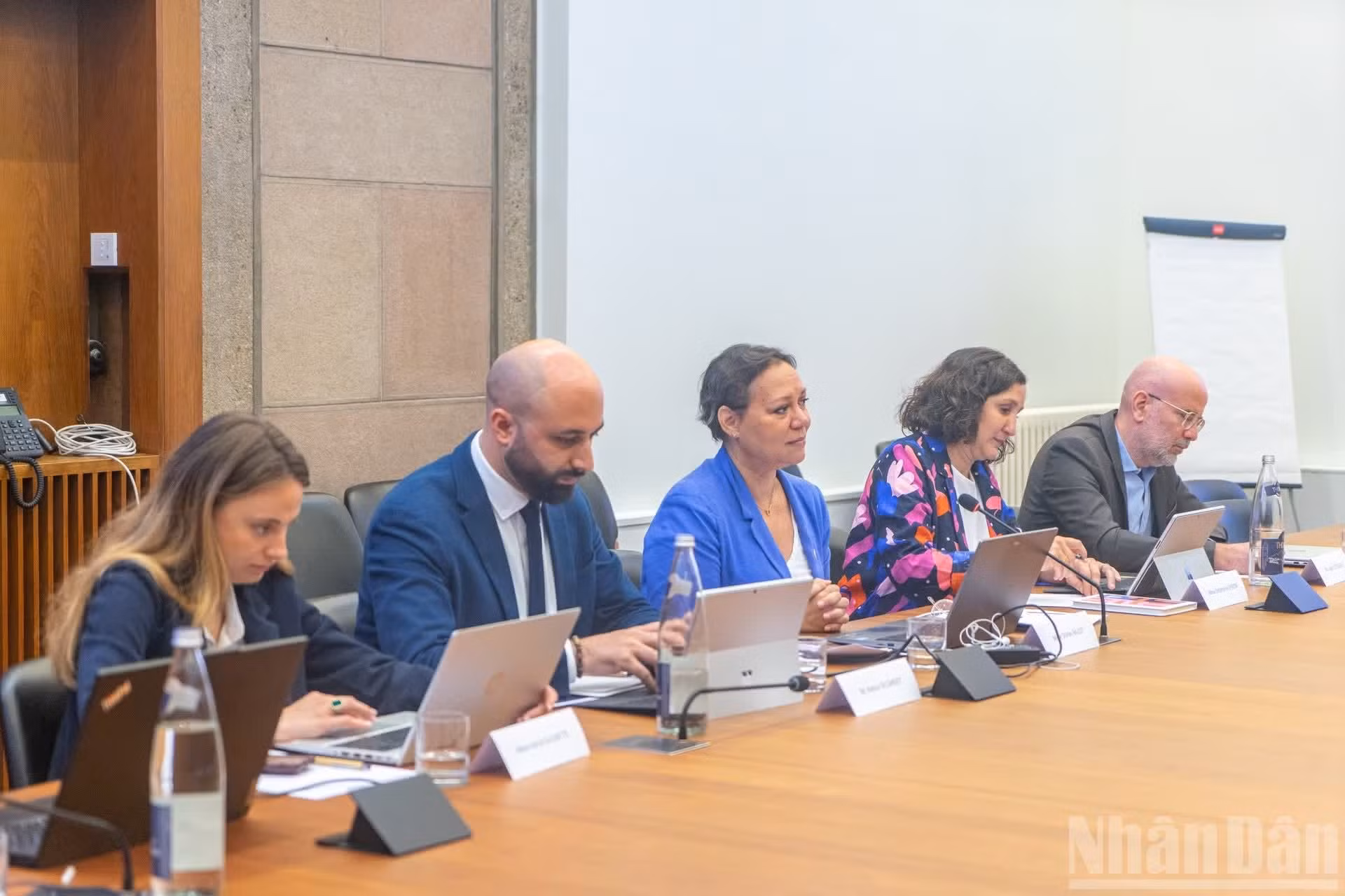 Les représentants du CESE ont, pour leur part, présenté l'organisation, les missions et le fonctionnement de cette institution consultative auprès du gouvernement et du Parlement français dans les domaines économique, social et environnemental. Ils ont également partagé leur expérience en matière de promotion du dialogue social et de mobilisation des organisations représentatives ainsi que des citoyens dans le processus d'élaboration des politiques publiques.