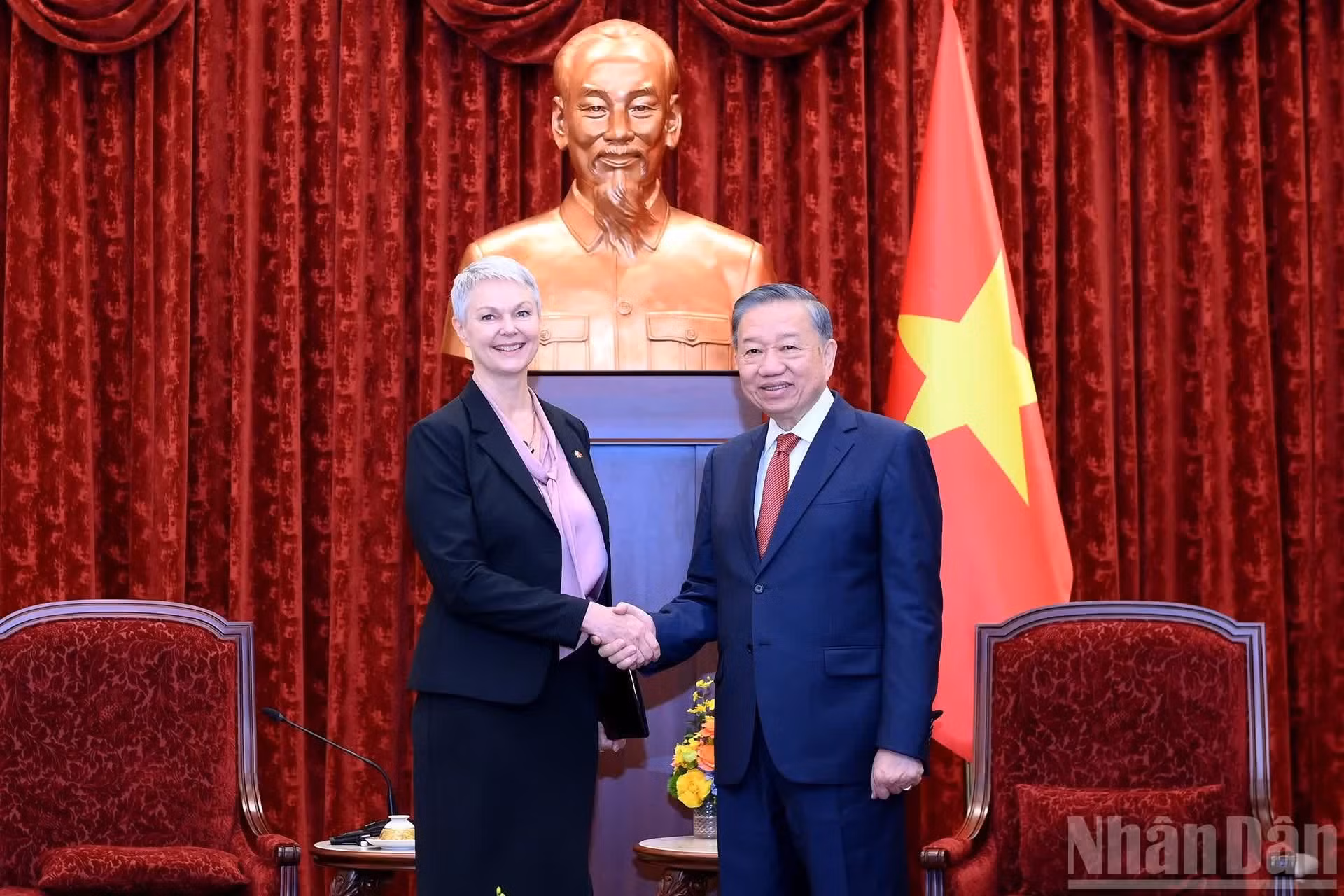 Le secrétaire général du PCV et président de la République, To Lam (à droite) et l'ambassadrice de Norvège, Hilde Solbakken.
