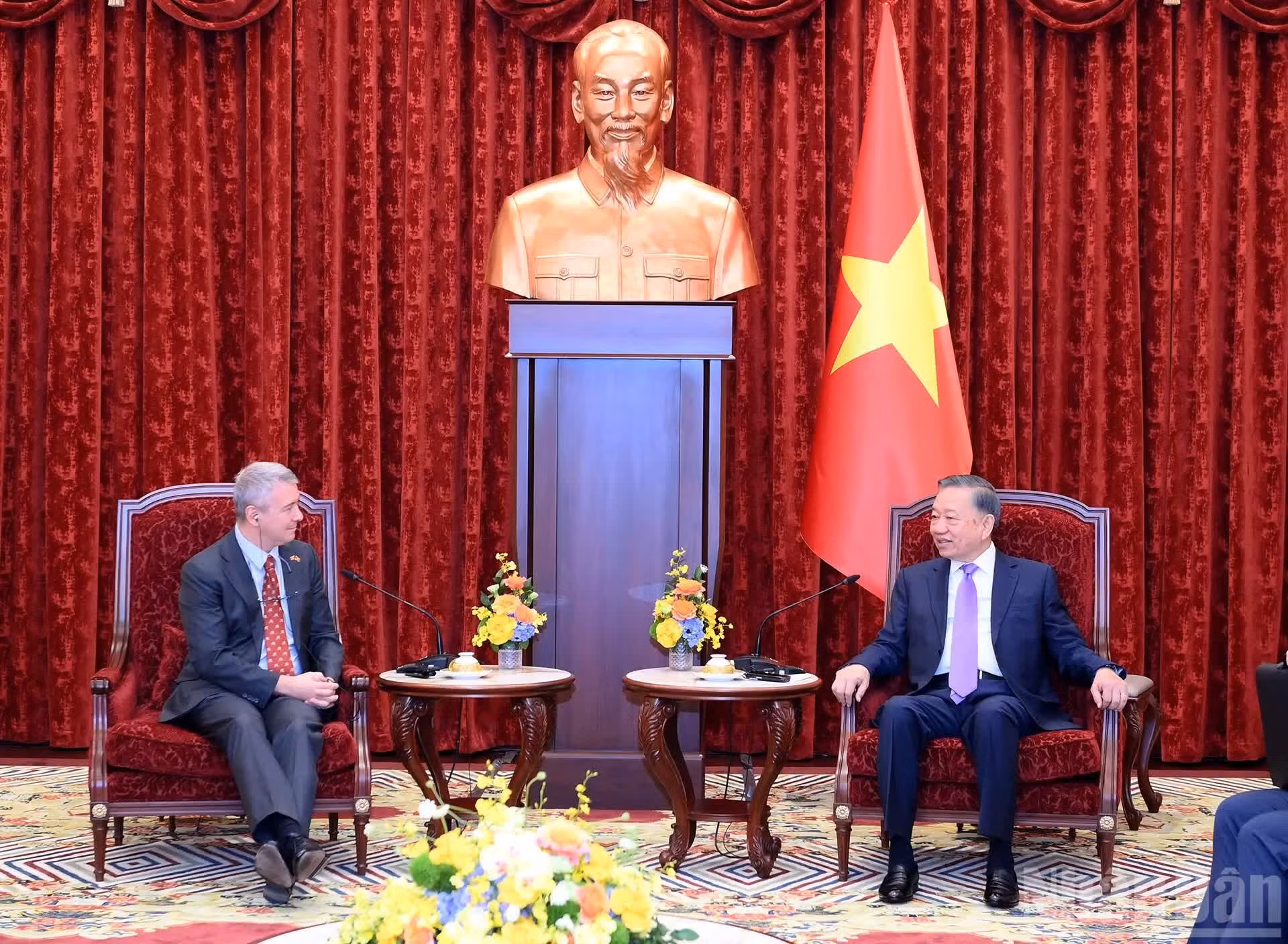 Entretien entre le dirigeant vietnamien To Lam et l'ambassadeur de Belgique, Karl Van den Bossche.