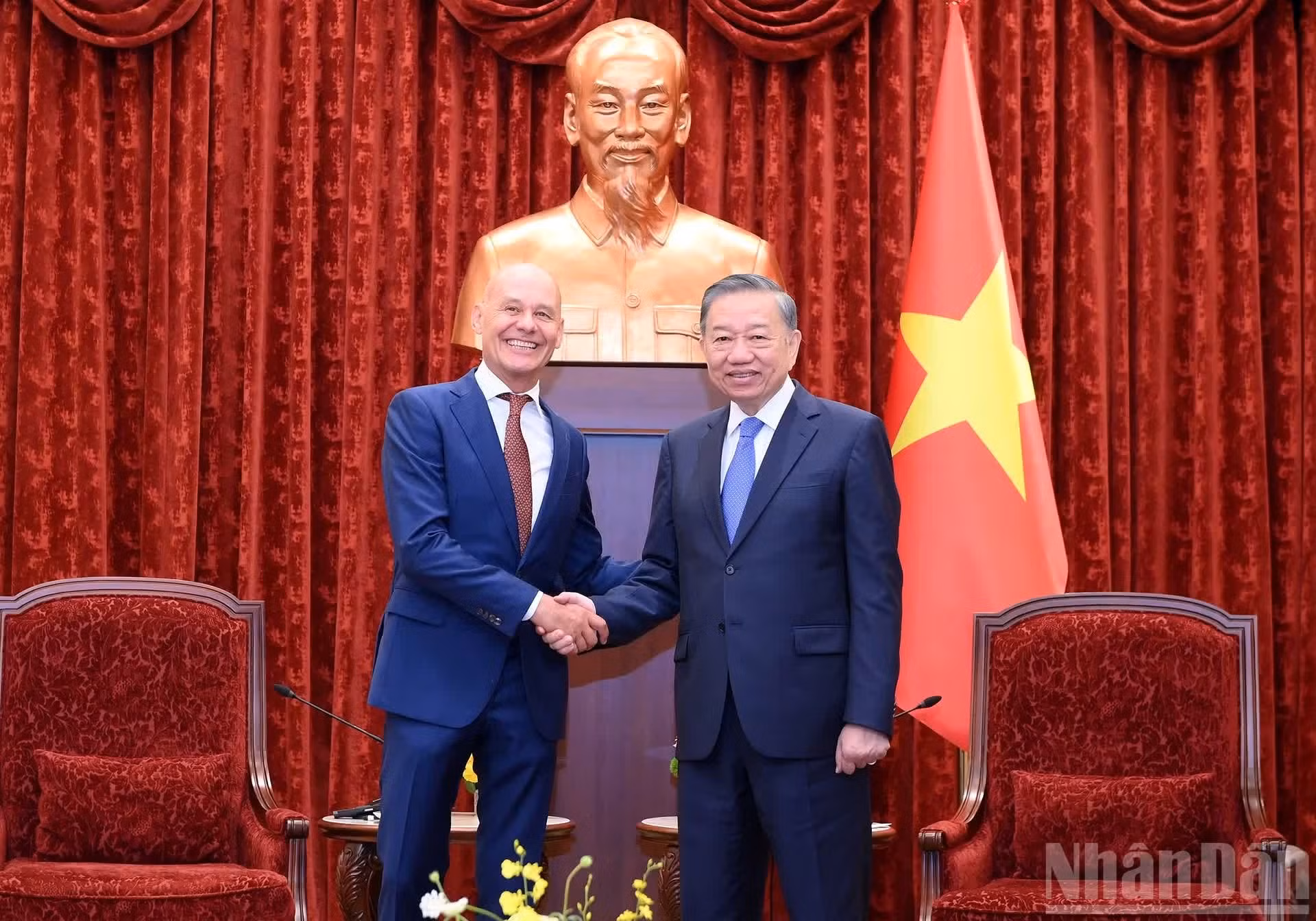 Le secrétaire général du PCV et président de la République, To Lam (à droite) et l'ambassadeur des Pays-Bas, Kees van Baar.