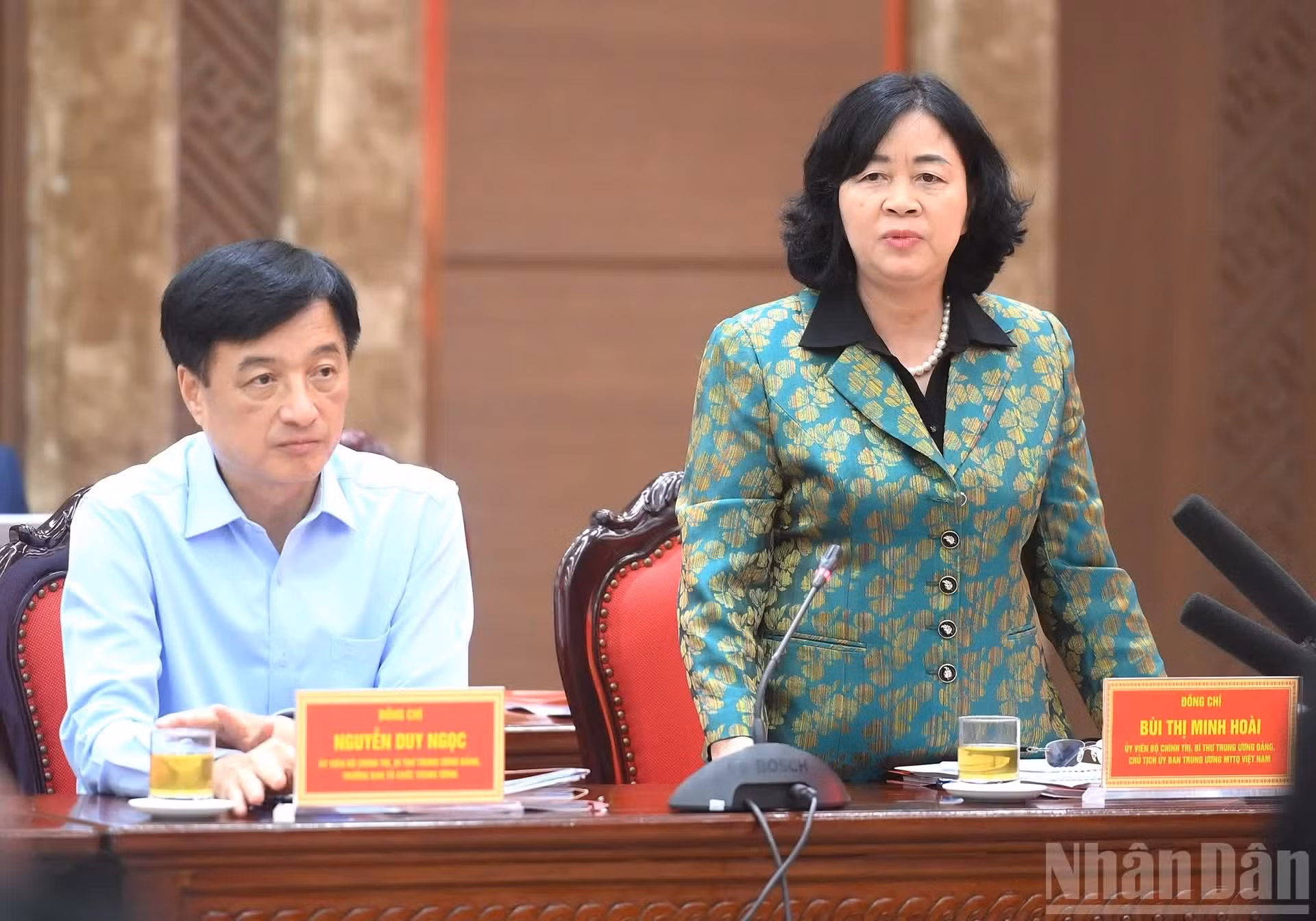 Bui Thi Minh Hoai, membre du Bureau politique, secrétaire du Comité central du Parti et présidente du Comité central du Front de la Patrie du Vietnam, prend la parole.