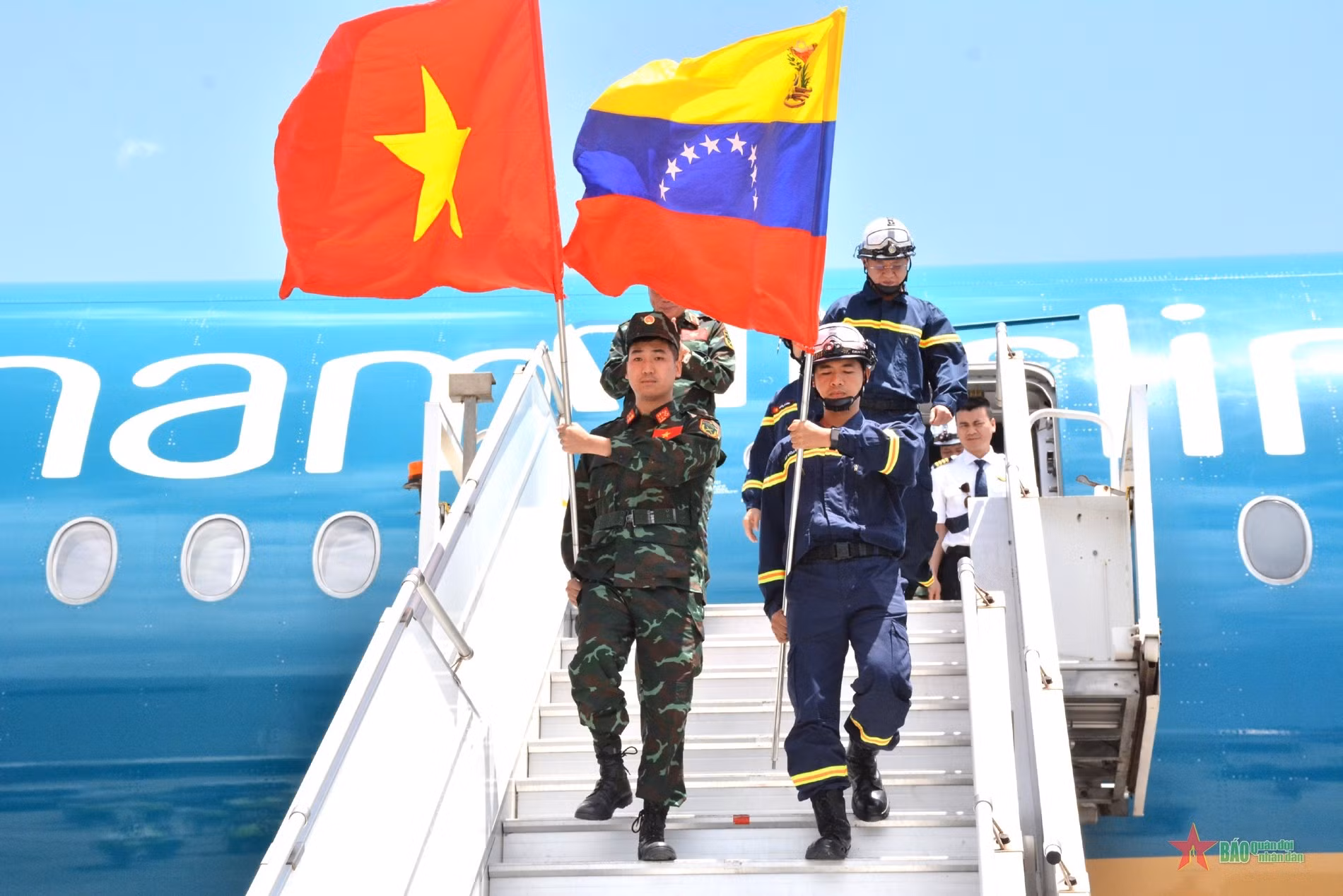La délégation vietnamienne est accueillie à son arrivée à l'aéroport international Simón Bolívar de Maiquetía, dans l'État de La Guaira. Photo : QDND.