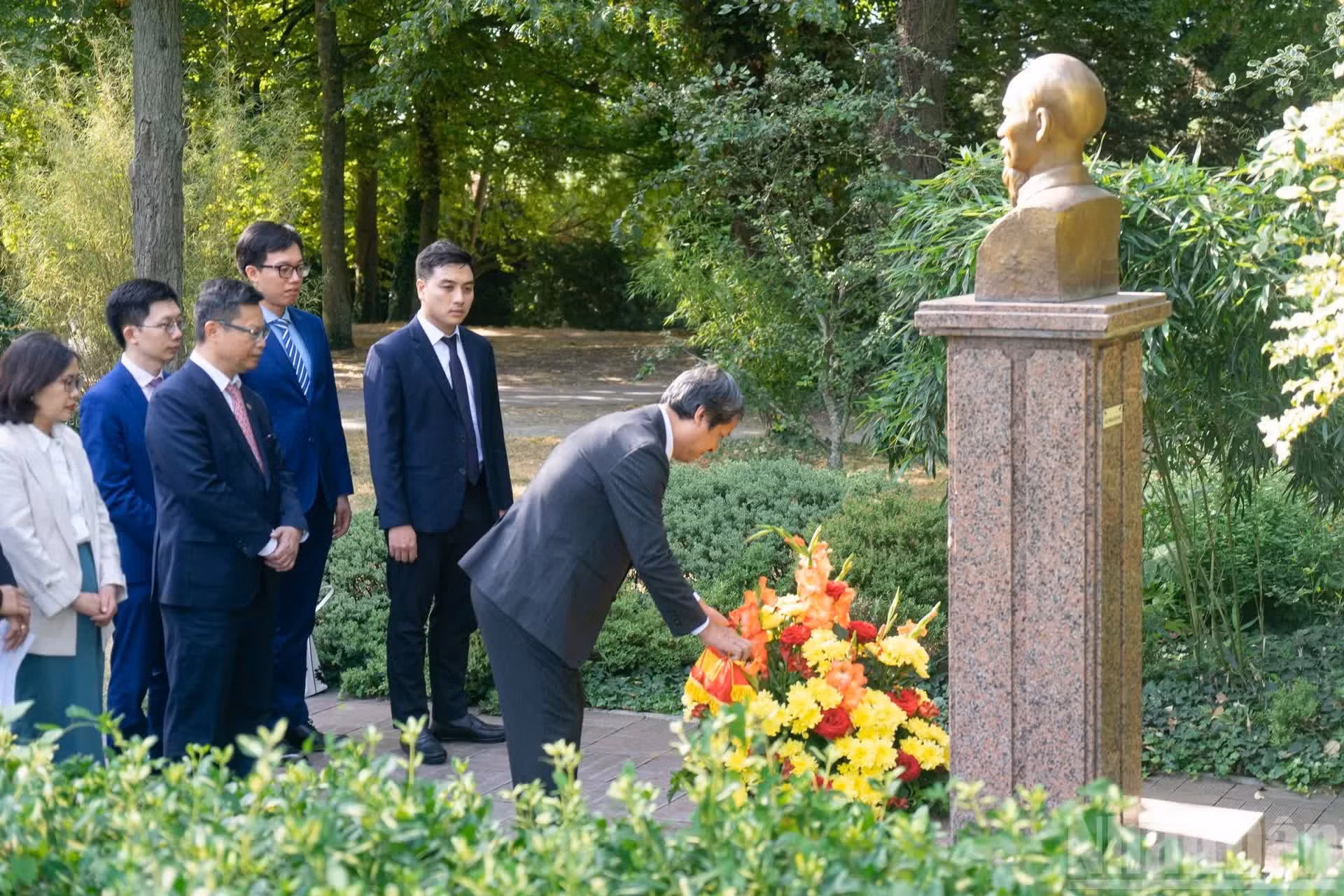 La délégation du Parti communiste du Vietnam (PCV), conduite par Nguyen Kim Son, membre du Comité central du PCV et vice-président de la Commission centrale des politiques et de la stratégie, a déposé une gerbe de fleurs devant la statue du Président Ho Chi Minh dans le parc Montreau, à Montreuil, en banlieue parisienne.