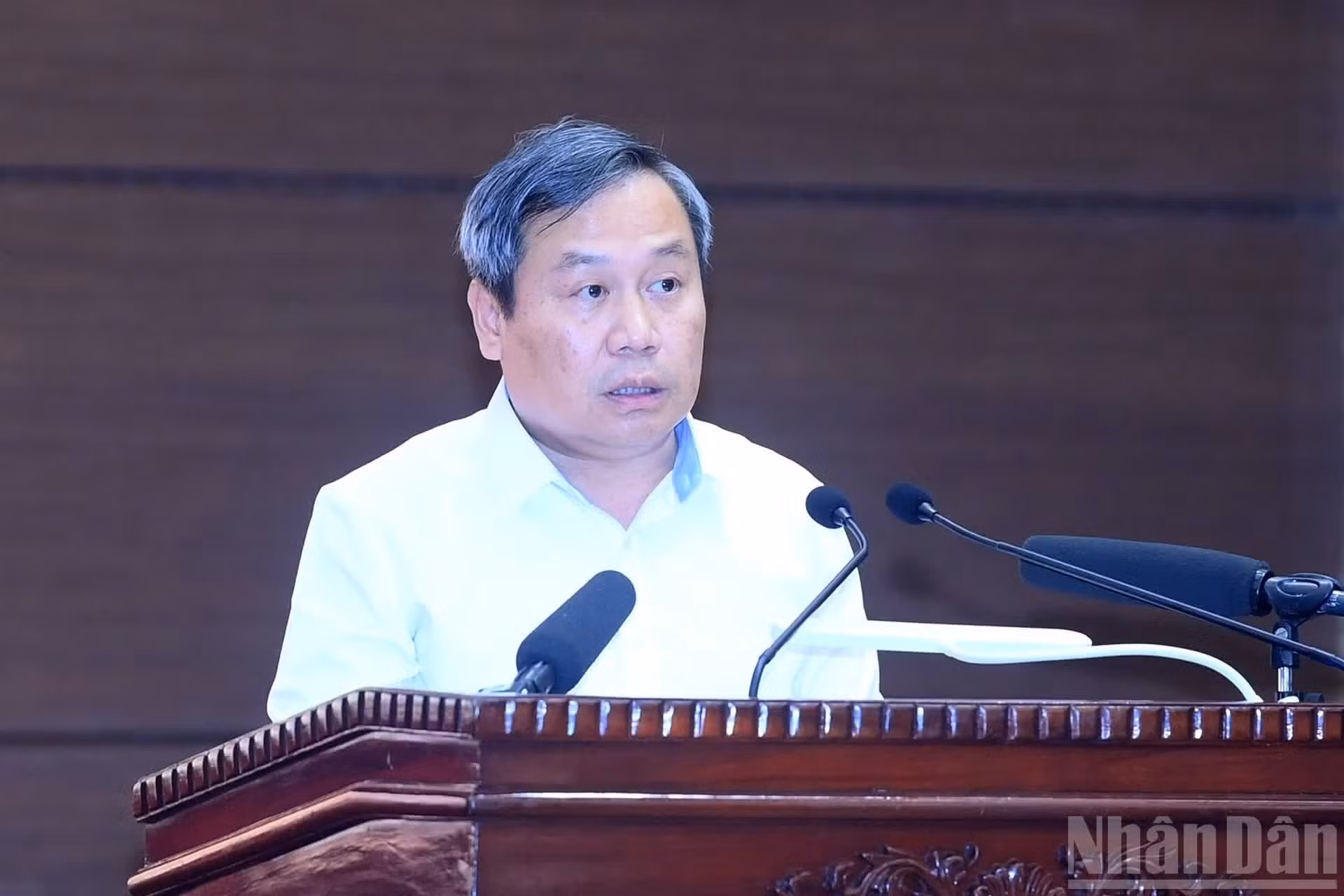Vu Dai Thang, membre du Comité central du Parti, secrétaire adjoint du Comité municipal du Parti de Hanoï et président du Comité populaire de Hanoï, présente un rapport.