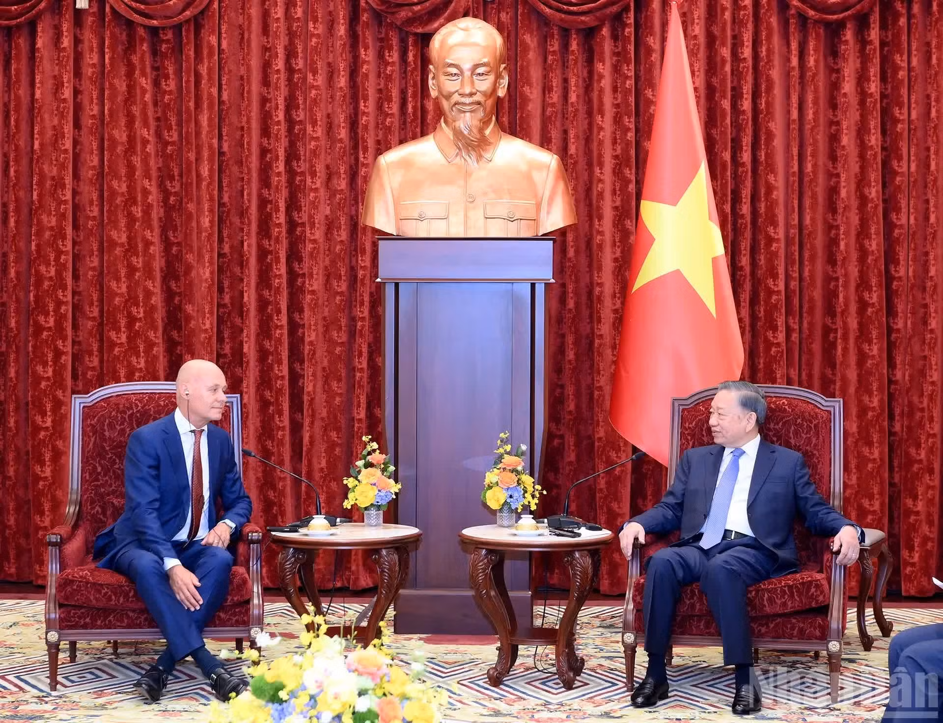 Lors de la rencontre entre le dirigeant To Lam et l'ambassadeur des Pays-Bas, Kees van Baar.