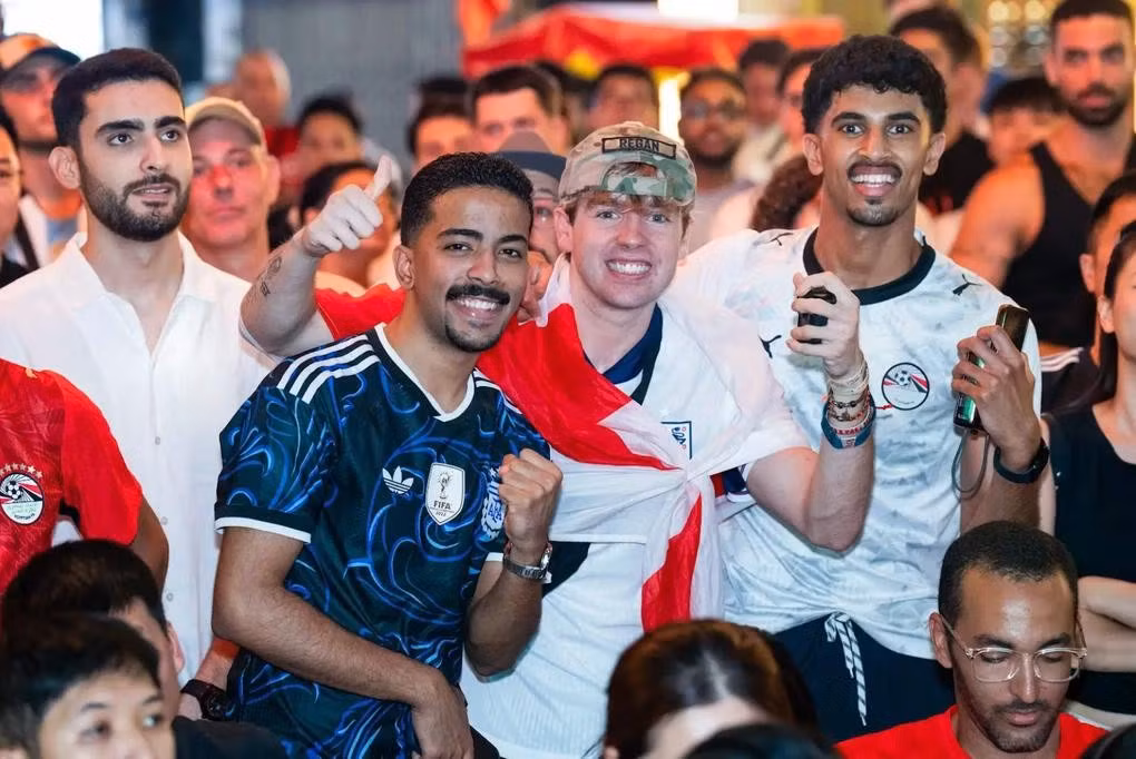 L’engouement suscité par la Coupe du monde a ainsi attiré des foules de plusieurs dizaines, voire de plusieurs centaines de personnes, massées devant les établissements pour assister à la retransmission. Photo : Vnexpress.