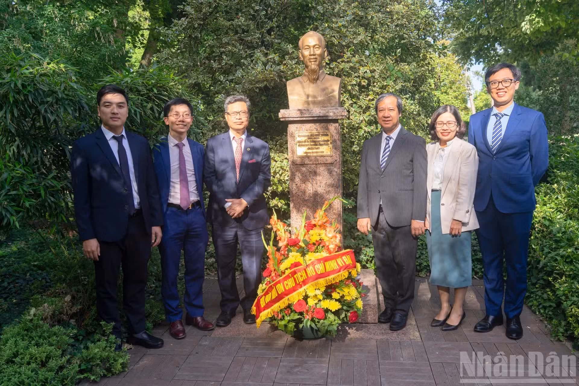 Cette activité, empreinte de recueillement, témoigne de la profonde gratitude et du respect rendus au Président Ho Chi Minh, figure emblématique et grand maître de la révolution vietnamienne, héros de la libération nationale, combattant communiste international exemplaire et ami des peuples épris de paix à travers le monde.