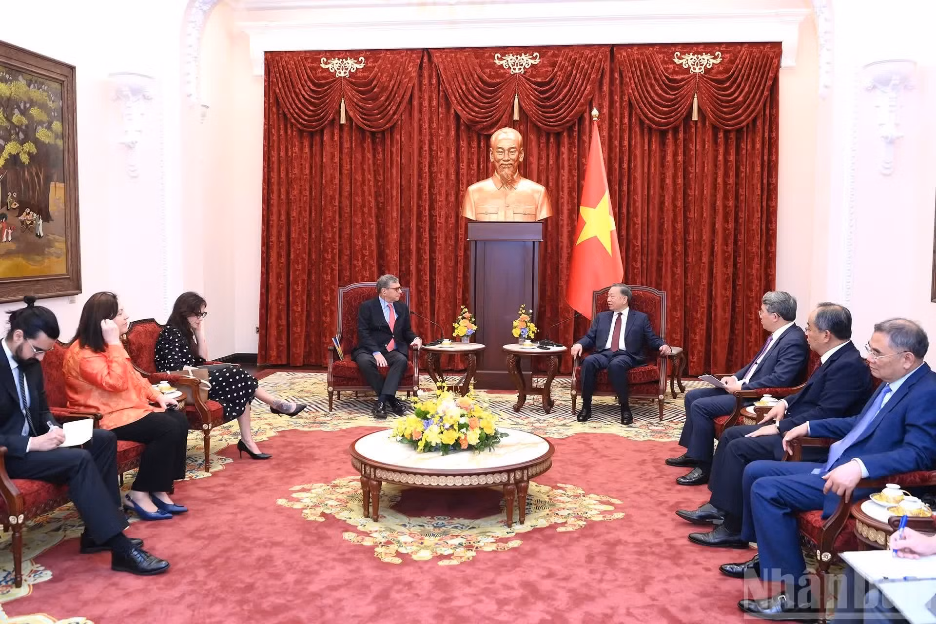Échange entre le dirigeant vietnamien To Lam et l'ambassadeur du Brésil, Marco Farani.