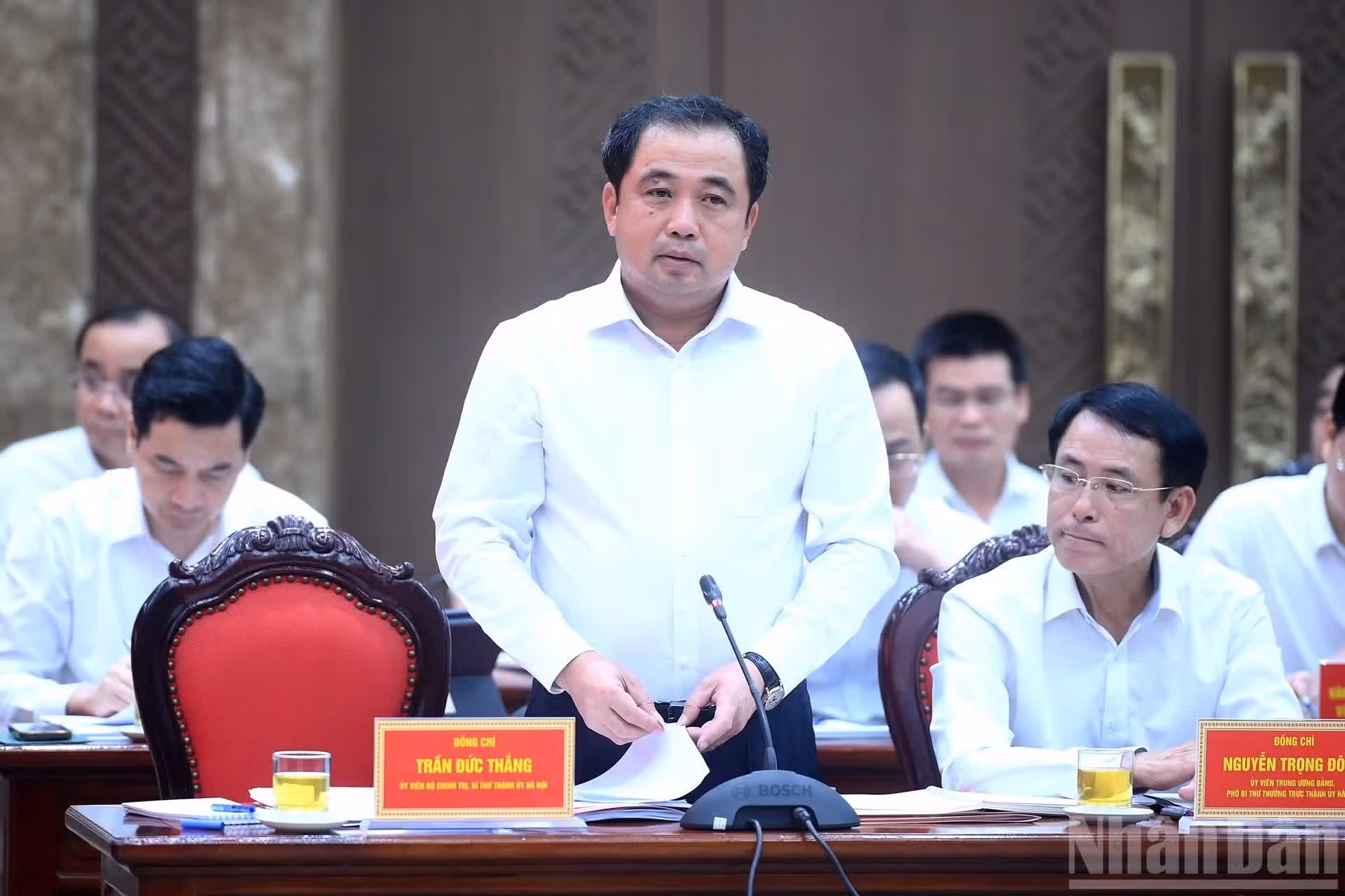 Tran Duc Thang, membre du Bureau politique, secrétaire du Comité du Parti de la ville de Hanoï et chef de la délégation des députés de la ville de Hanoï à l'Assemblée nationale, prend la parole.