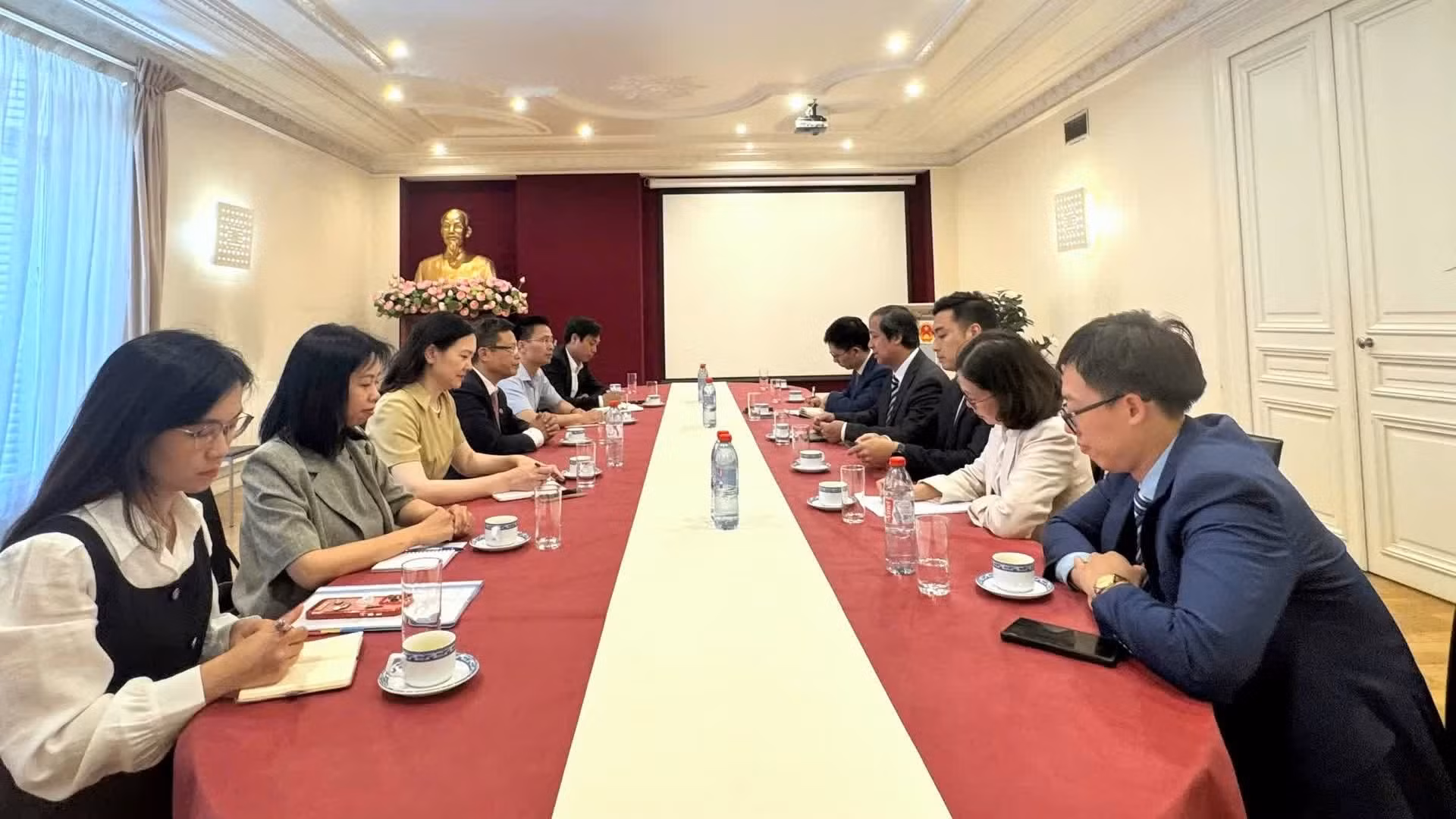 Dans le cadre de cette mission, la délégation s'est également rendue au siège de l'ambassade du Vietnam en France.