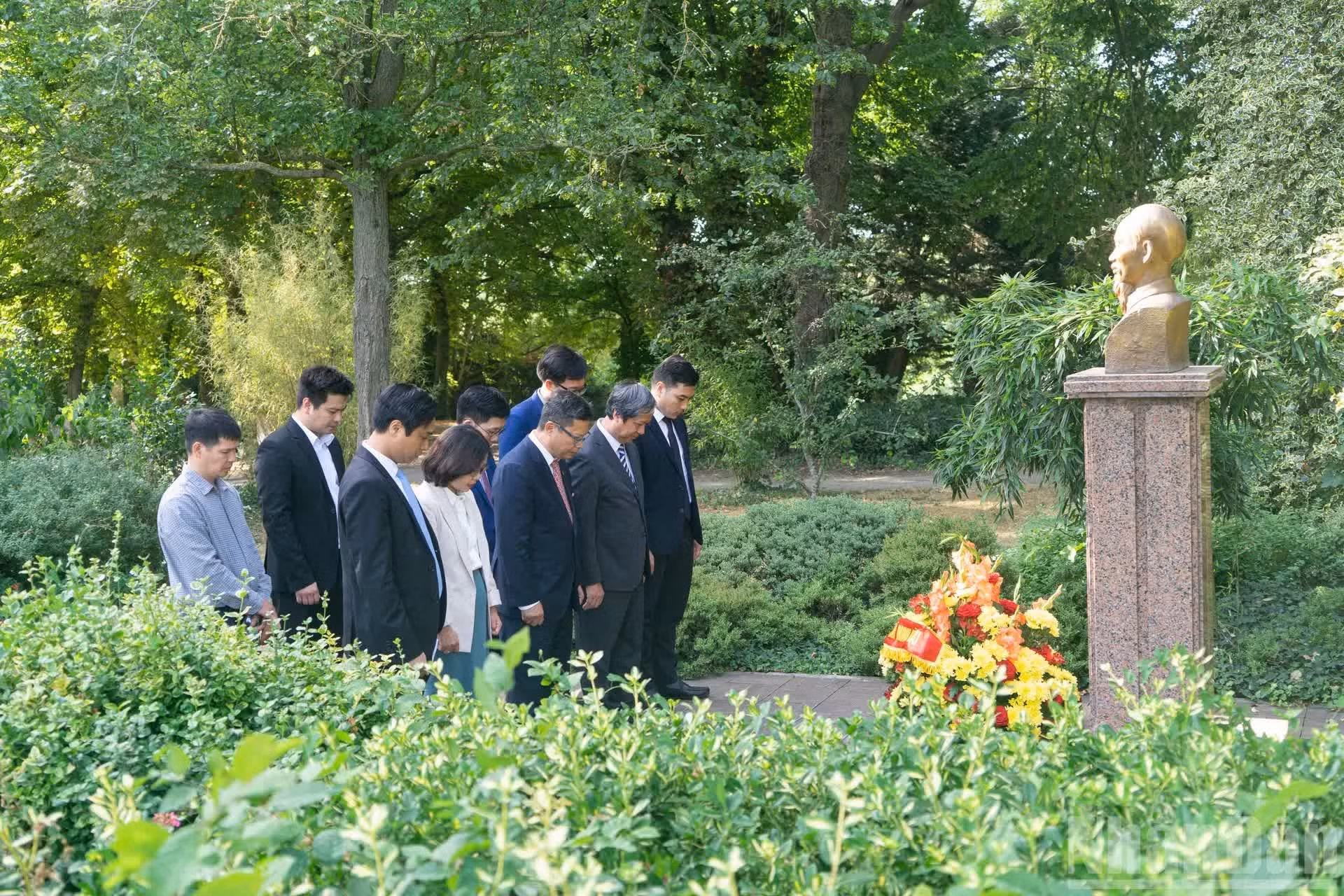 Le 6 juillet, devant la statue du Président Ho Chi Minh au parc Montreau à Montreuil, la délégation a déposé une gerbe de fleurs en sa mémoire et observé une minute de silence en mémoire du Président Ho Chi Minh.