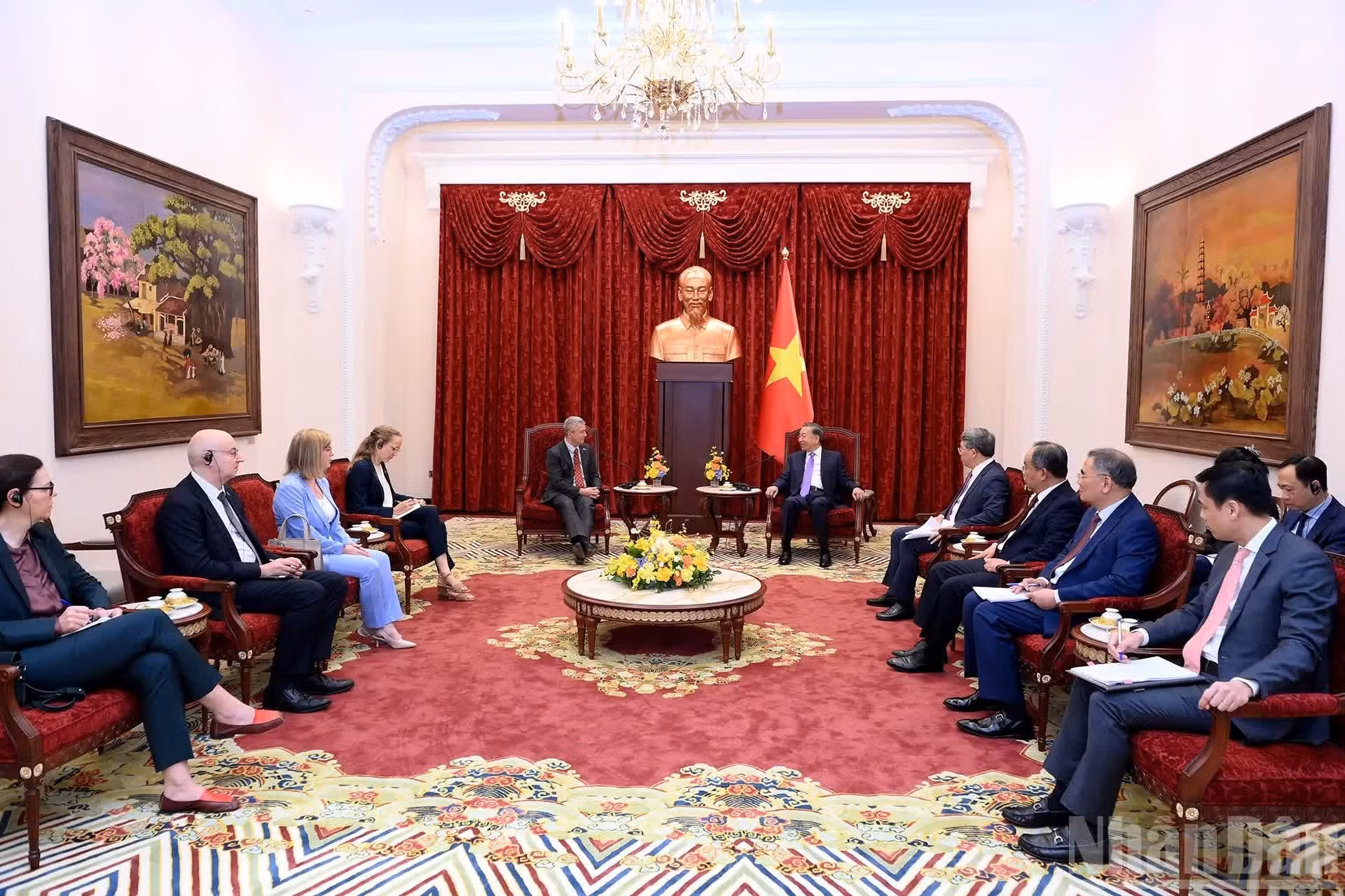 Lors de la rencontre entre le dirigeant vietnamien To Lam et l'ambassadeur de Belgique, Karl Van den Bossche.
