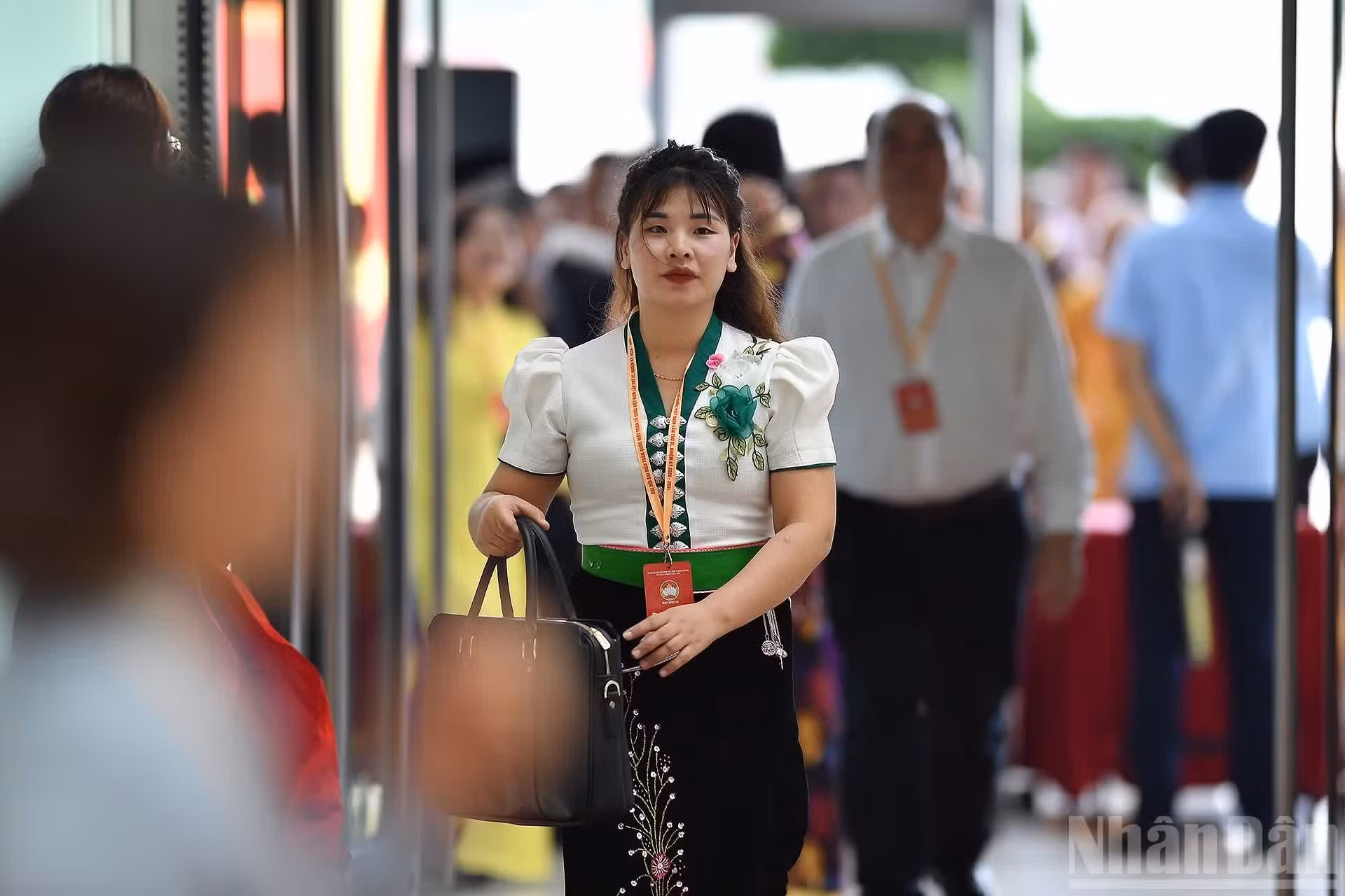Parmi les délégués présents, plus de 24 % sont issus des minorités ethniques. La plus jeune déléguée du Congrès est Mme Quang Thi Kiem, représentante exemplaire de l’ethnie Phu La, originaire de la commune de Sang Nhe, dans la province de Dien Bien.