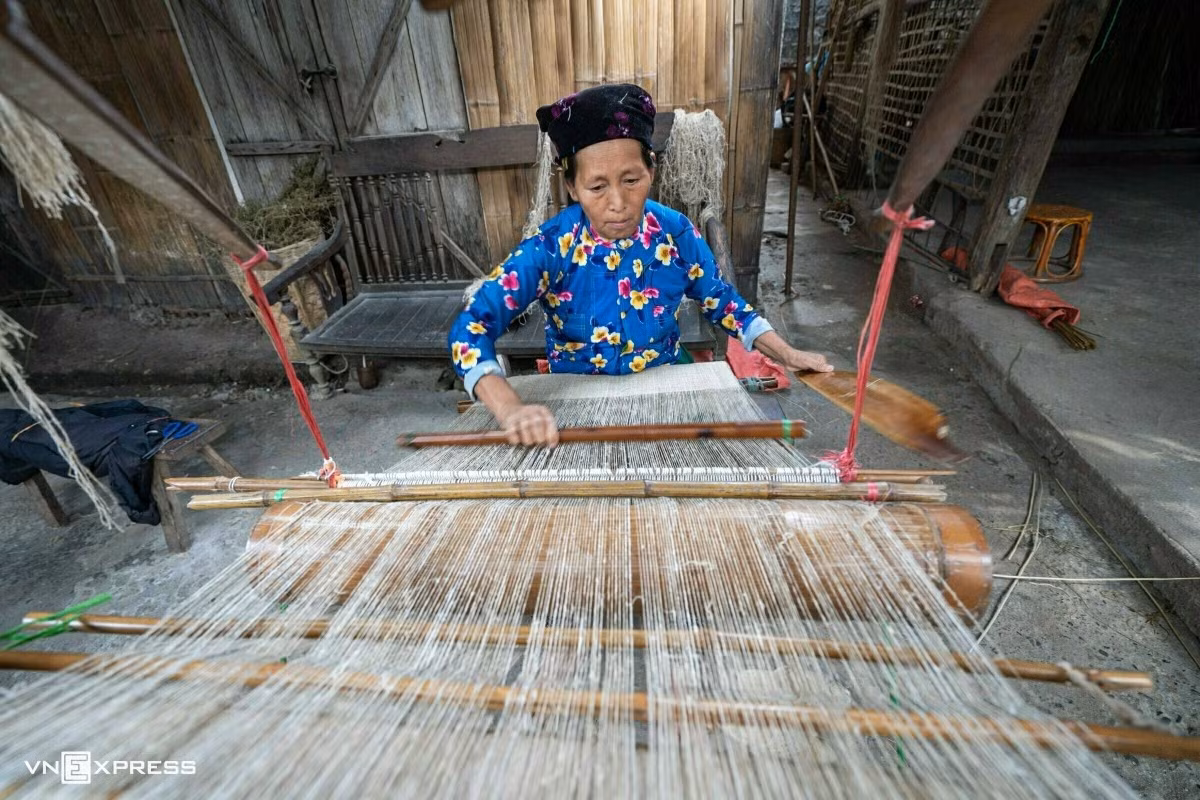 Une femme H’Mong travaille sur un métier à tisser traditionnel. Photo : Vnexpress.