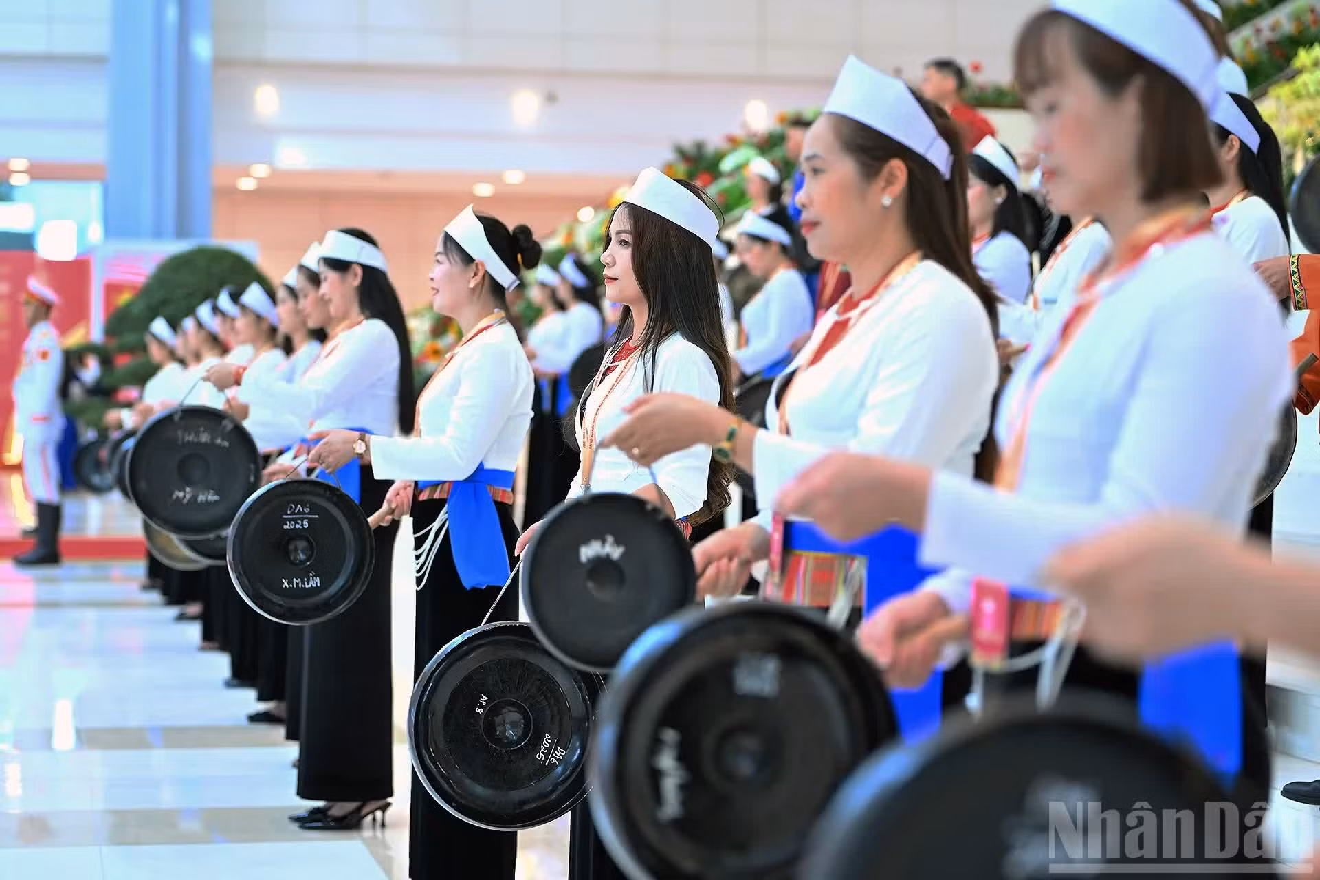Les sons des gongs de bienvenue qui résonnent dans l’enceinte du Congrès revêtent une profonde dimension culturelle, spirituelle et sociale.