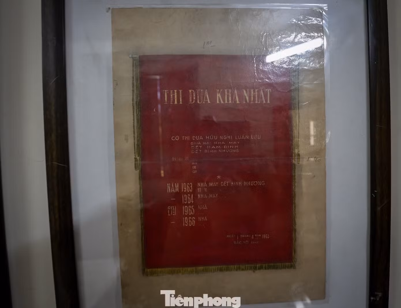 Le modèle du drapeau que le Président Hô Chi Minh avait demandé à l’usine textile de Nam Dinh de confectionner avant de l’offrir à l’usine textile de Pyongyang. Photo : tienphong.