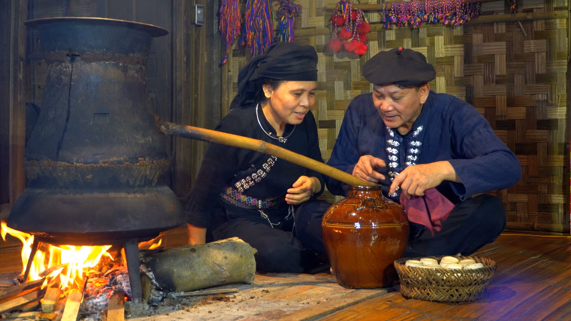 À la Maison de l’alcool, les arômes des ferments végétaux se mêlent à la fumée du foyer. Photo : thaihai.vn