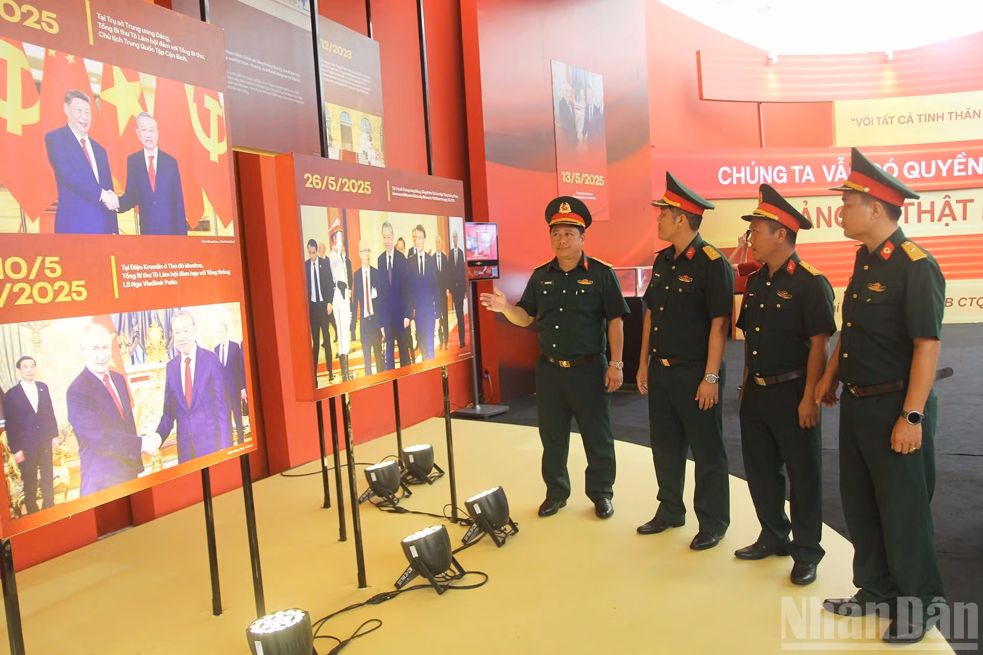 Des cadres et officiers de la Division 3 (Corps d’armée 1) visitent l’exposition. Photo : NDEL.
