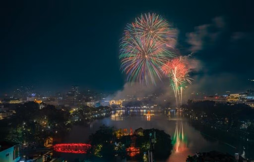 Des feux d'artifice multicolores rayonnent dans le ciel de Hanoï, capitale du Vietnam.