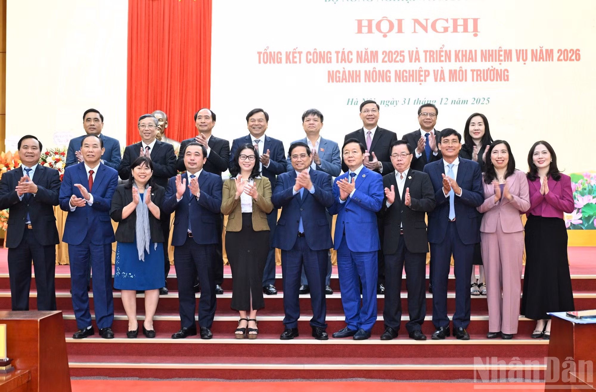 Le Premier ministre Pham Minh Chinh aux côtés des délégués participant à l’événement.
