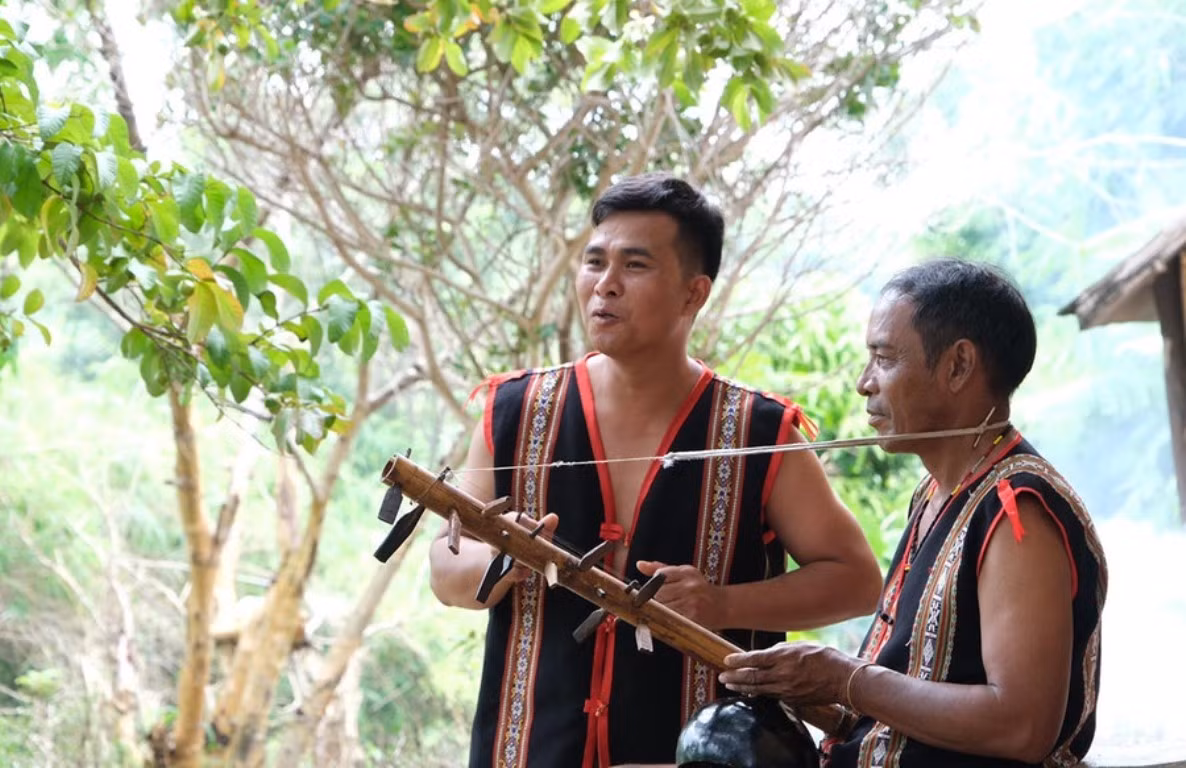 Le village de Stor résonne comme une épopée vibrante relatant l’esprit indomptable des Ba Na sous la direction du Parti communiste du Vietnam. Photo : baogialai.