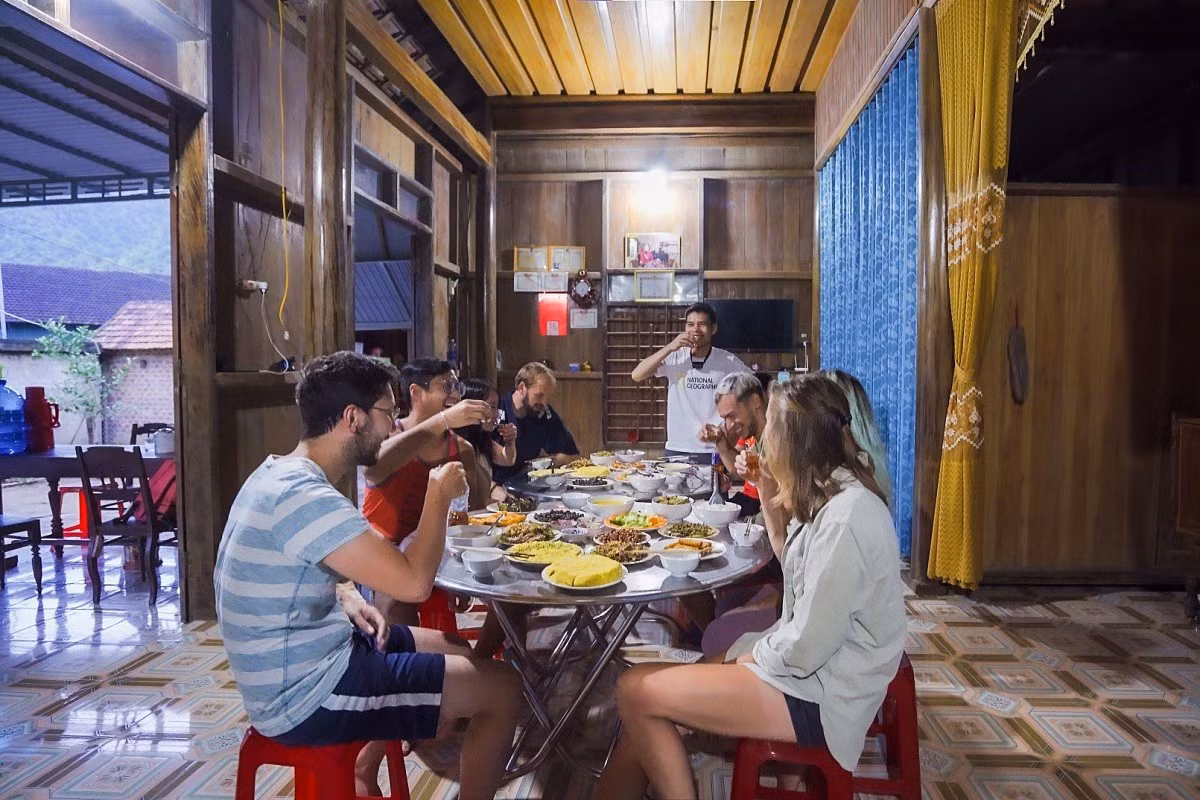 touristes-village-tan-hoa-ld.jpg