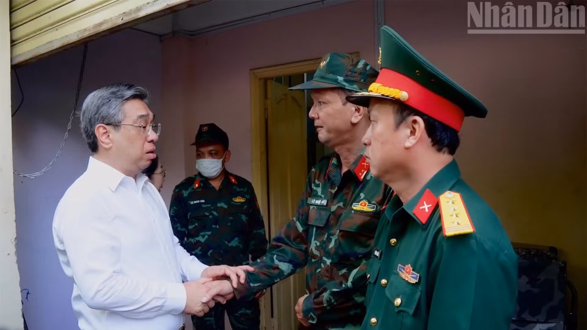 Nguyen Phuoc Loc adresse ses encouragements aux équipes chargées des opérations de recherche sur le terrain.