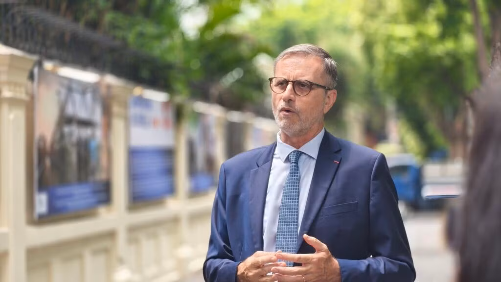 À la veille de la Fête nationale, l'ambassadeur de France au Vietnam, Olivier Brochet, a présenté aux journalistes vietnamiens le programme de la célébration du 14 juillet à l'ambassade de France à Hanoï, qui fera la part belle aux cultures française et vietnamienne. Photo : CVN.