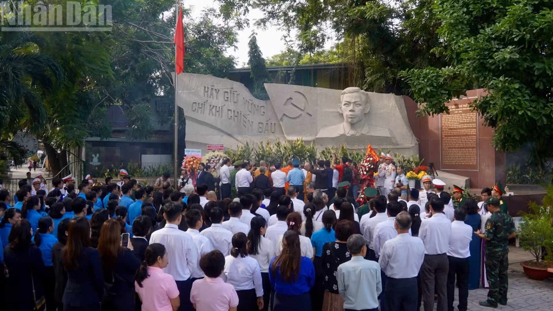[Photos] Hô Chi Minh-Ville rend hommage aux héros et martyrs au parc Le Thi Rieng