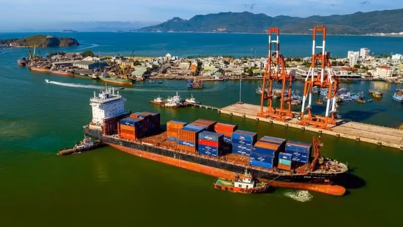 Les infrastructures logistiques vertes du port de Quy Nhon, dans le quartier de Quy Nhon (province de Gia Lai), constituent un atout majeur permettant aux entreprises de renforcer leur compétitivité sur les marchés internationaux. Photo : NDEL.