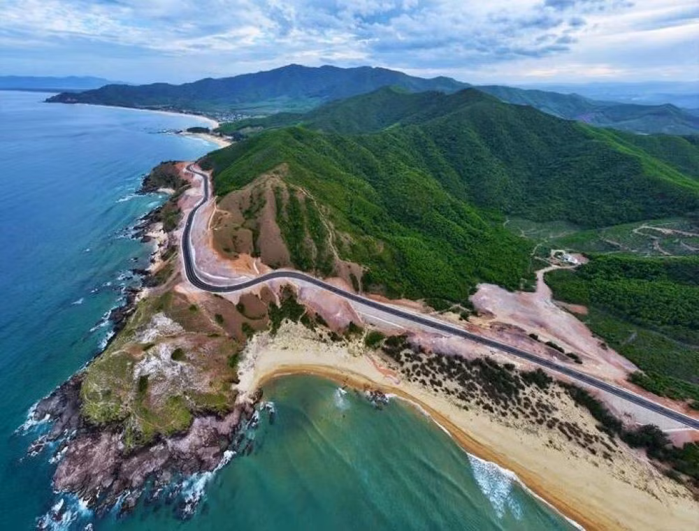 La route du col Lo Dieu, un ruban d'asphalte spectaculaire entre montagne et mer