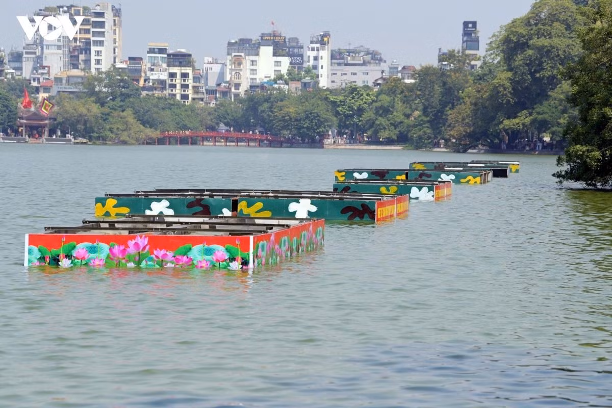 Le dispositif prévoit des postes de tir aussi bien sur les berges que sur des radeaux installés au milieu du lac. Photo : VOV.