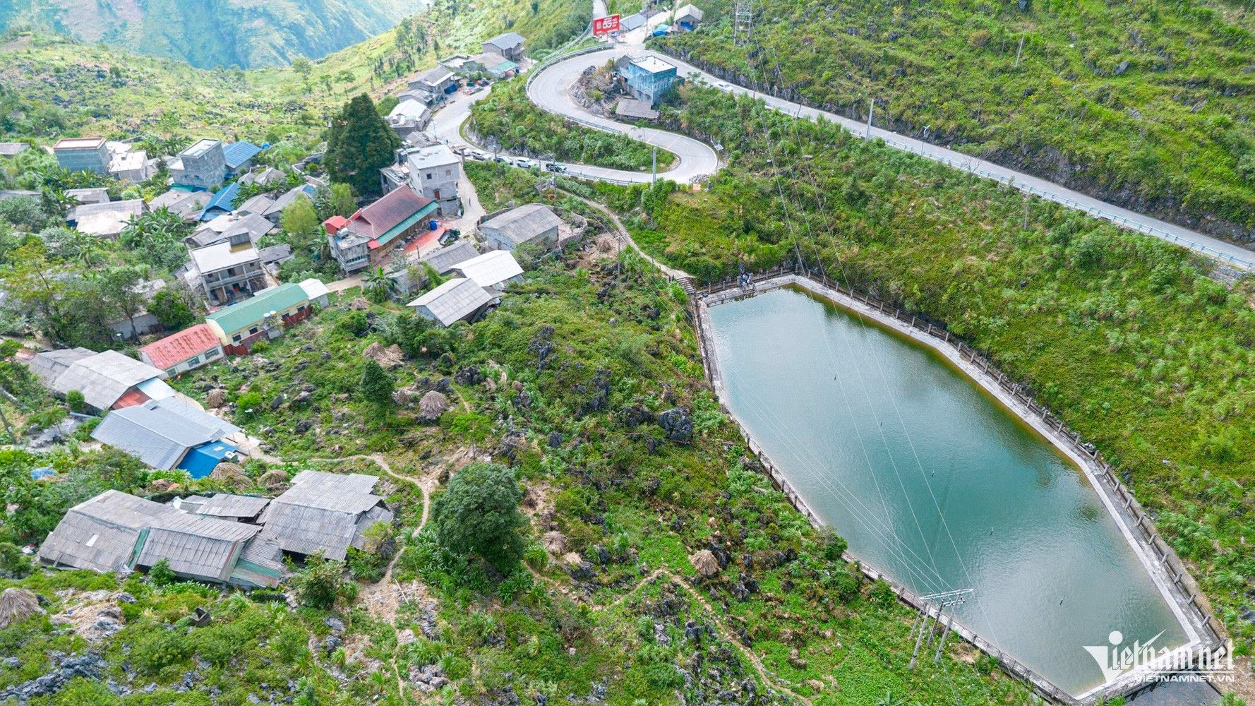 Face à la rareté des ressources en eau, les lacs suspendus, implantés dans des secteurs propices à la retenue d’eau, constituent d’importantes réserves. Photo : Vietnamnet.