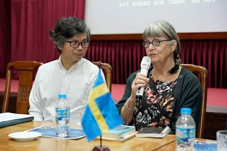 La réalisatrice suédoise Gunilla Bresky présente son film Sara med allt sitt väsen lors du Festival du film documentaire Europe-Vietnam 2026. Photo : baoquocte.
