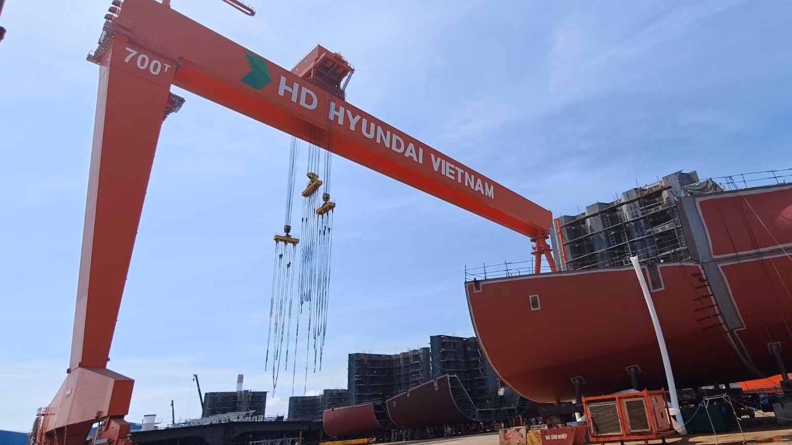Un navire moderne en cours de construction au chantier naval de HVS.