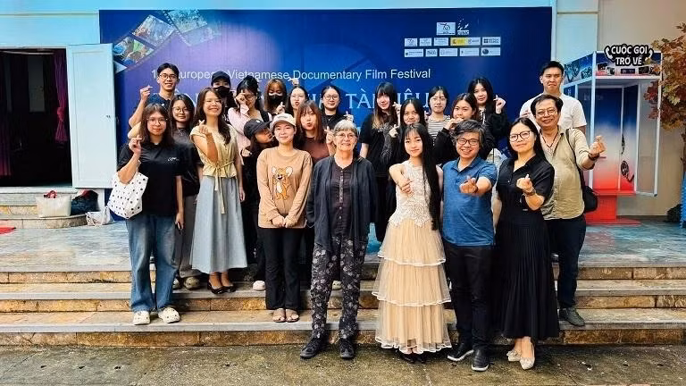 sara-et-spectateurs-vietnamiens.jpg