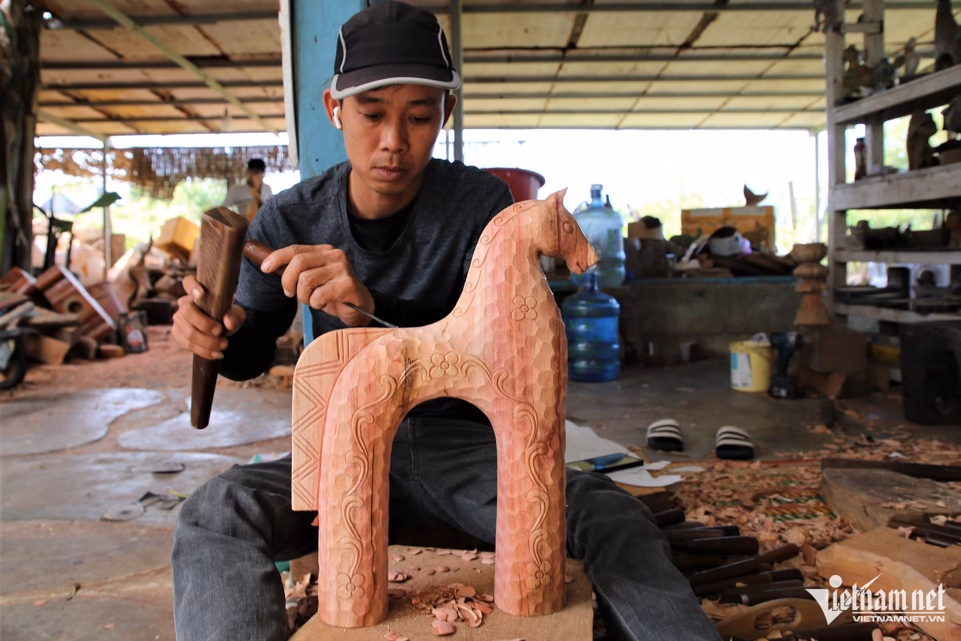 Un menuisier sculpte avec minutie chaque détail d’un mascotte en forme de cheval pour le marché du Têt. Photo : Vietnamnet.