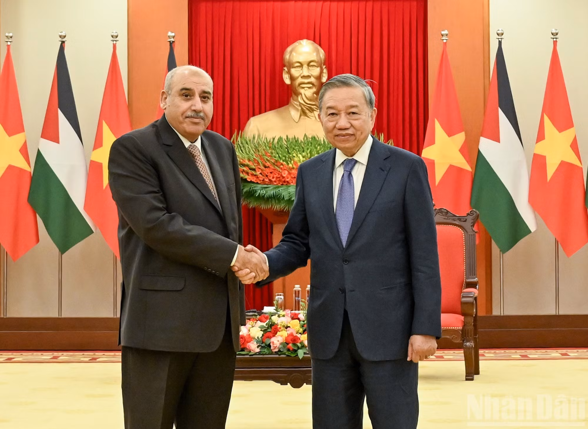 Le secrétaire général du PCV, To Lam (à droite), aux côtés du président de la Chambre des représentants de Jordanie, Mazen Turki El Qadi.