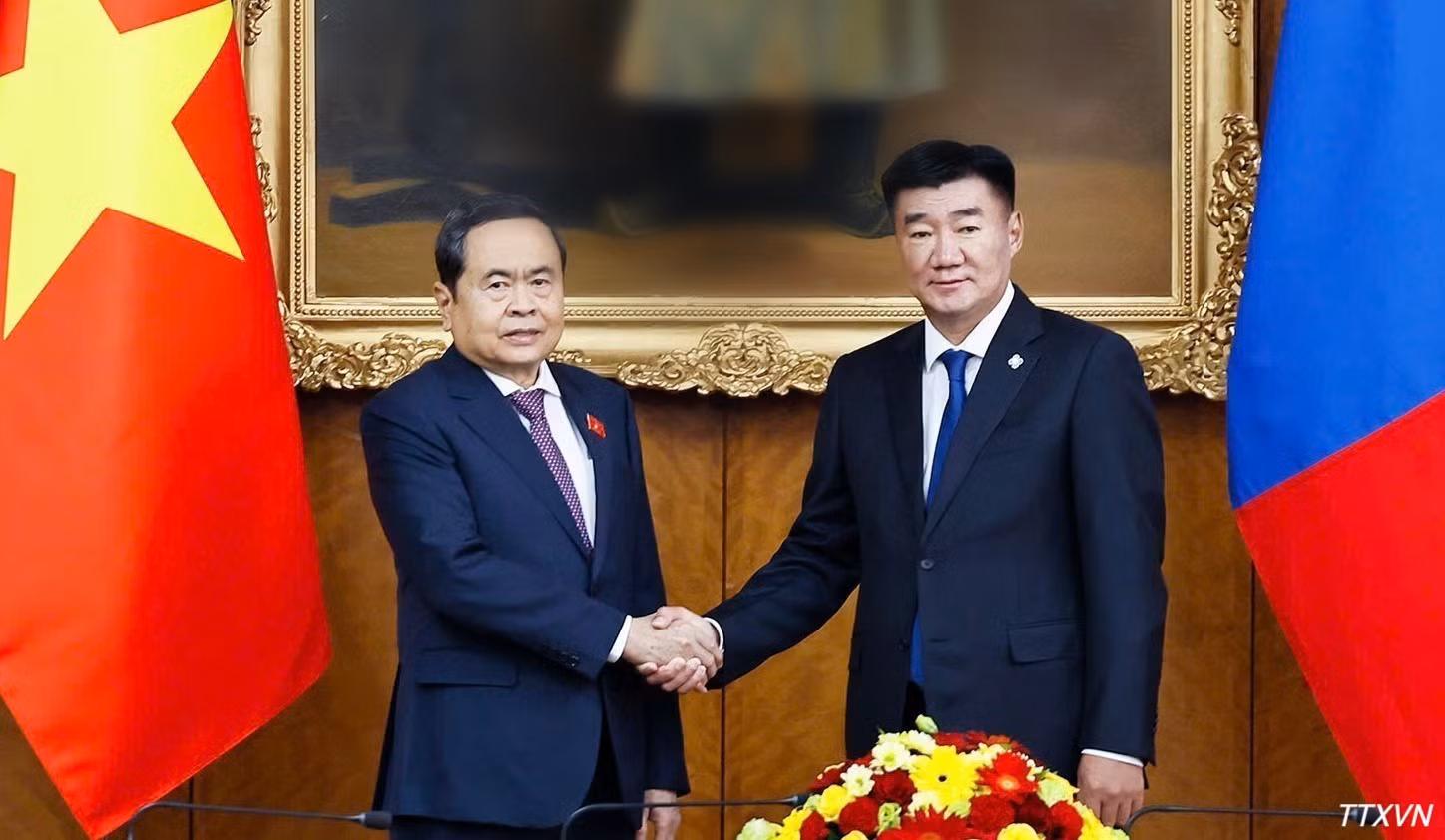 Le président de l’AN vietnamienne Tran Thanh Man (à gauche) et son homologue mongol Sandag Byambatsogt. Photo : VNA.
