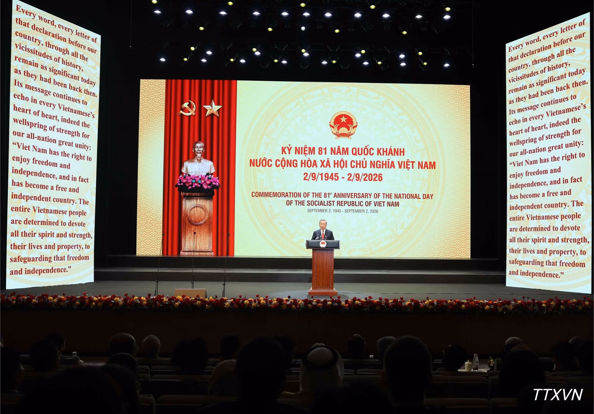 Le secrétaire général du PCV et président de la République, To Lam, a présidé, dans la soirée du 28 août à Hanoï, la cérémonie marquant le 81e anniversaire de la Fête nationale du Vietnam. Photo : VNA.