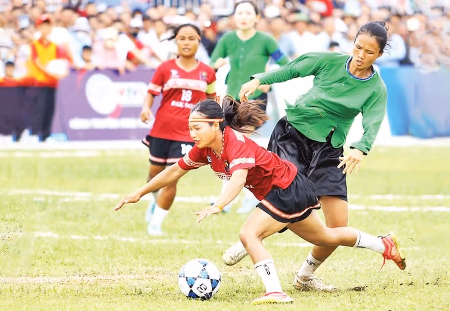 L’équipe de Luc Yen, province de Lao Cai (en tenue traditionnelle verte), s’est imposée 2-1 face à Dak Doa, province de Gia Lai, en finale du Tournoi de football féminin des minorités ethniques du Vietnam. Photo : NDEL.