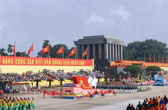 La délégation vietnamienne d'outre-mer défile devant la tribune. Photo : VNA.