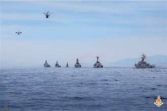 Les aéronefs de surveillance maritime : incluant l’impressionnant DHC‑6, véritable « œil dans le ciel », capable de décoller et d'atterrir sur l’eau, utilisé pour la reconnaissance, la surveillance, les missions de secours médical d’urgence et les opérations SAR en mer. Photo : VNA.